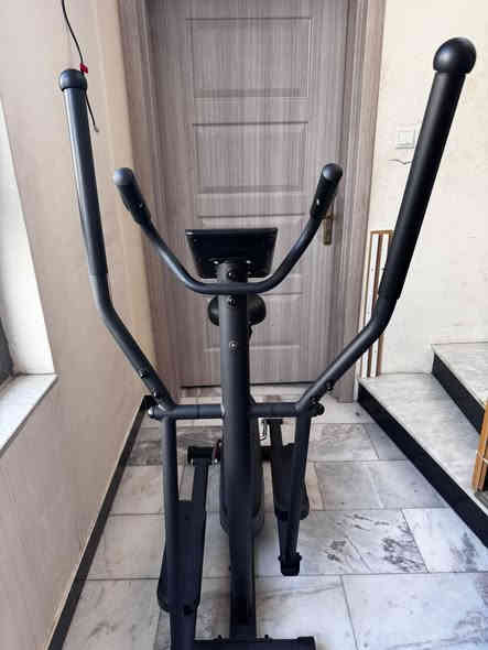 سلام عليكم 
للبيع جهاز رياضة (أوبتكل + بايسكل) بنفس الوقت، استخدام أقل من ساعة فقط
السعر160 ألف ويه مجال بسيط.
العنوان: بغداد – شارع فلسطين
الهاتف: ***********
