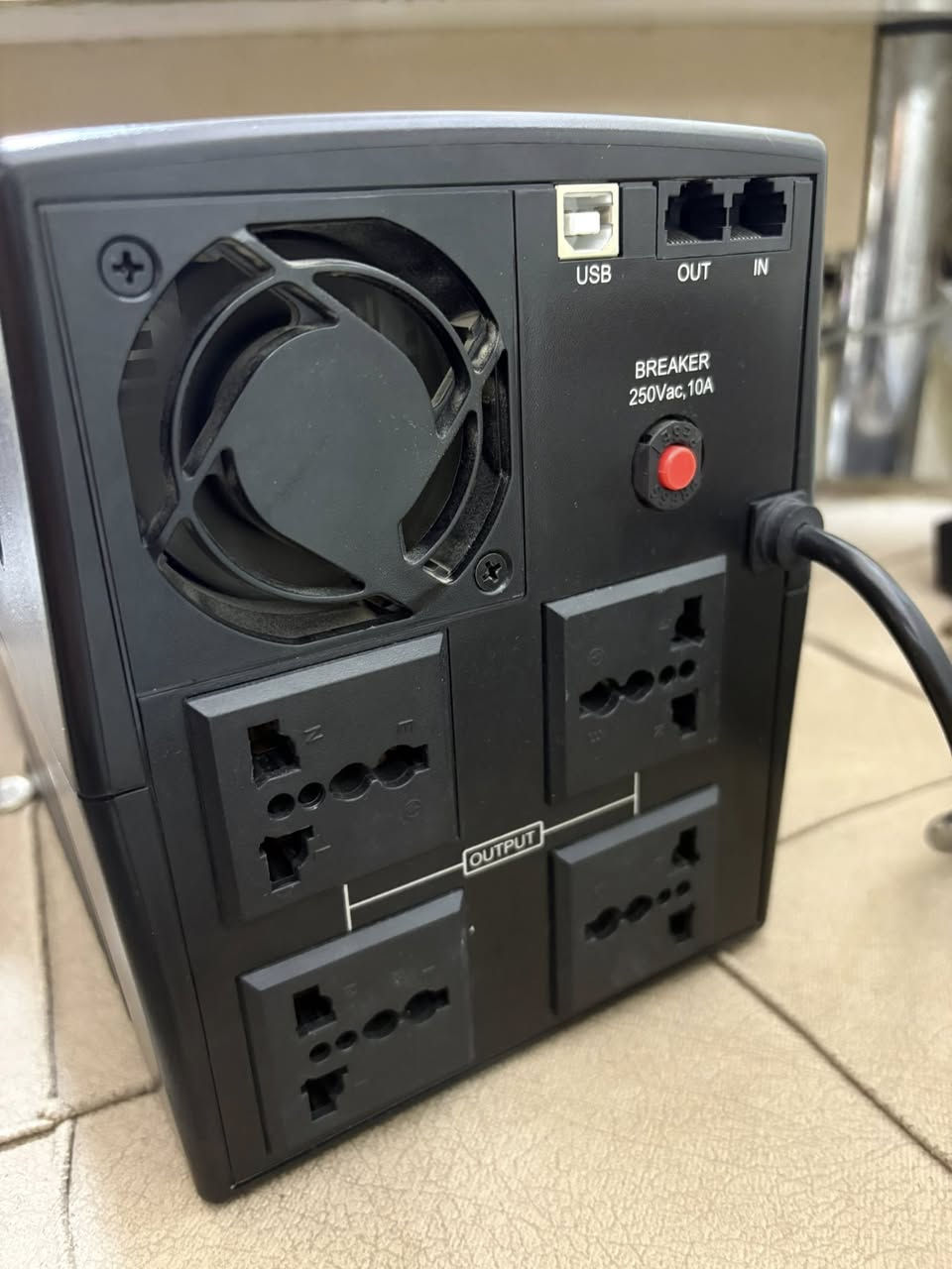 UPS FARBER 2500VA
بي شاشه LCD تعرض الفولتيه الداخله و الخارجه و نسبه شحن البطاريات و الحمل و باقي المعلومات 
يحتوي على برنامج تگدر تحمله و تتحكم بالجهاز بشكل كامل
و بي معادل فولتيه اذا عاليه يخفضها و اذا ناصيه يرفعها (فولتيه تطلع مستقره)
و بي اربع مخارج للكهرباء و فيوز 
و بي وضع صامت تگدر تشغله من خلال الدگمه الي موجوده بي او من خلال البرنامج 
بدلتله بطاريات اصليه قبل شهرين و حالتهن زينه 
بس الشاشه بيها بكسلات شويه مطفيه و مبينه بالصوره شويه على ارقام الفولتيه ما مأثره على نسبه الشحن و باقي المعلومات 
و كلشي مبين بالصور الجهاز نضيف و كارتونته و كيبلاته كلهن موجودات 
السعر 120 
مكاني كربلاء و عندي توصيل 
***********
