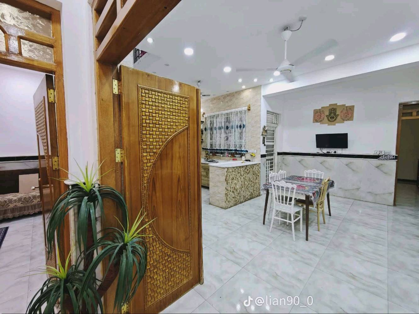 🏠 بيت للبيع - تصميم حديث (بناء 2023) 🏠
فرصة مميزة لامتلاك منزل أحلامك في قلب العمارة، بمواصفات عصرية وبناء درجة أولى.
📍 الموقع: منطقة القطاع - شارع نعمة الريفي (قرب روضة الرياحين).
📐 المساحة: 225 متر مربع.
📏 الأبعاد: الواجهة 9 متر × النزال 25 متر.
📜 السند: طابو صرف (ملك صرف).
✅ تفاصيل الطابق الأول:
الخارج: كراج واسع وحديقة بمساحة (9×9) متر.
الاستقبال: غرفتين للضيوف بتصميم مريح.
صالة مفتوحة بنظام "مودرن" على المطبخ.
يتوفر مطبخ "حار" إضافي + مجموعات صحية.
الجناح الخاص: غرفة نوم كبيرة (4×7) بنظام (سويت) داخلها حمام + مخزن خاص.
✅ تفاصيل الطابق الثاني:
غرفتين نوم إضافية.
صالة معيشة.
سطح كبير واسع.
🏗️ ملاحظة: البناء كونكريت بالكامل وأُنجز في عام 2023 (جاهز للسكن الفوري  
سعر بيت  500 بي مجال  قليل