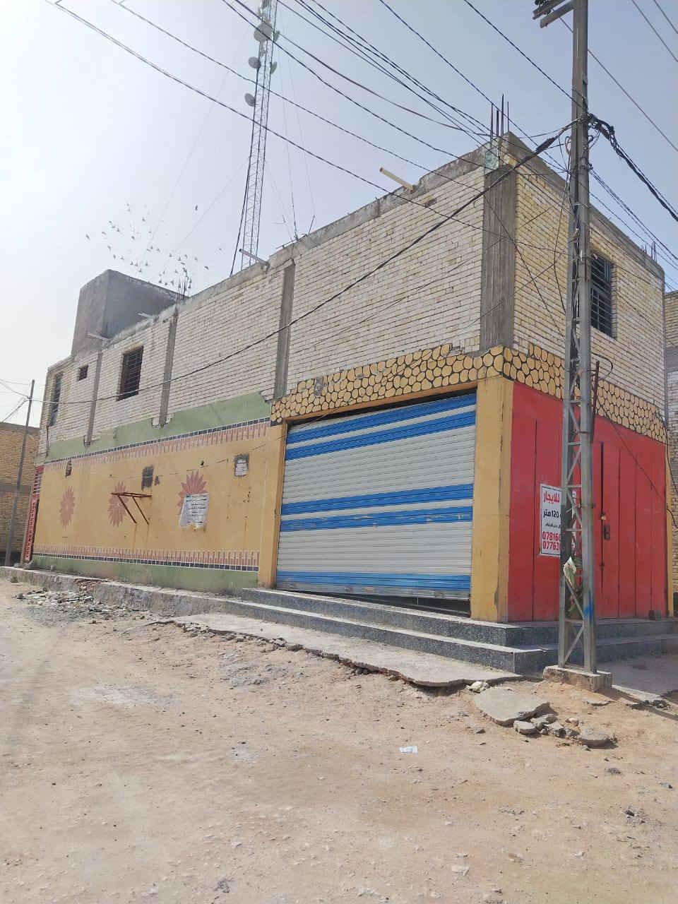 السلام عليكم يتوفر لدينا بنايه ركن  المساحه 120 متر طابقين درجه اولى شارع 30  في النجف حي النداه منطقه 59 السعر 140 مليون الشراي 
***********
***********
