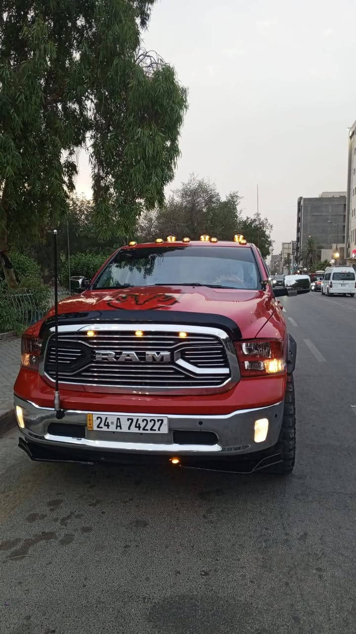 دوج رام 1500
لون مميز احمر طماطه 🍅 
موديل 2022 
باب طويل بدي قصير المرغوب 
حجم المحرك 3600. V6 
تنفس طبيعي 
شاشه حجم كبير 
كير ماوس 8نمر 
تبريد قطعتين ثلج 
نضام مانع انزلاق 
دوسات جانبيه 
نفاخات جاملغ 
كشن منفصل دبل جكمجه 
دوشمه+نايلون كشنات احمر 
أرضية تغليف جلد احمر
تحكم استيرن 
سستم اناره رماش خلفي 
رماش بنيد بروجكترات 
اناره جاملغاتاحمر  
اناره محجر كامل 
 داش كام 
لايت زنون 
محجر بدي سبورت 
تخم تاير جبلي جديد 
إضافة تعلاوه انجين ونصف 
سستم اكزوز تحكم ريمونت 
إضافة صافره 400 واط 
كامره دواره
سيرفس جديدباتري تخم بلاكات 
فحص مجاول

صدر جديد 
سياره وارد امريكي تبديل قطعة وحده وحافه البنيد بارد
السياره مصروف عليها 
السعر 250$ وبيها مجال 
المكان الزعفرانيه ***********
