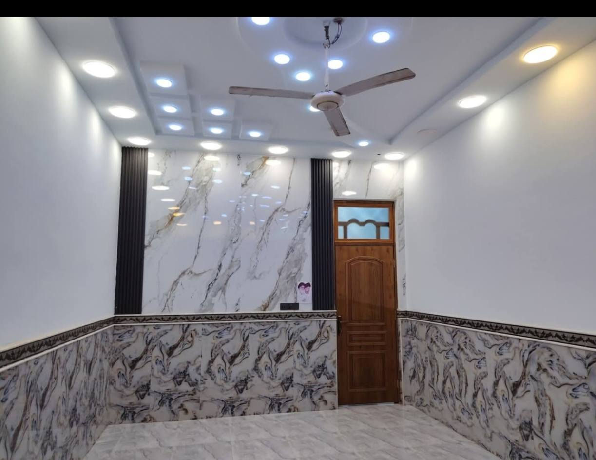 دار للبيع حي الغدير الثانيه المساحه 200 بناء درجه اولى ييتكون البيت من غرفه عدد 2 أو مطبخ أو استقبال أو صاله أو حمامات. داخليه أو خارجيه  ول قاط الثاني مبنى الصاله أو حمامات  للاستفسار اتصل ***********
