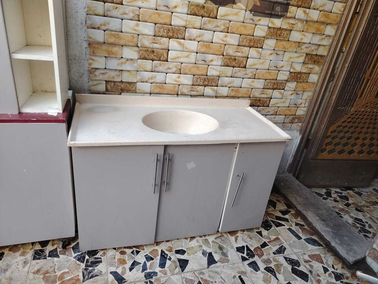 لبيع كاونتر نضافتة 90٪بيتنة مدينة الصدر كيارة شراي يخابر خادم *********** سعرها 100الف
