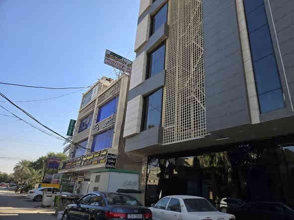 السلام عليكم للأستثمار دار جديد للأستثمار المكان بعقوبة الجديدة بالقرب من عيادة دكتور احمد مدب المساحة ٢٧٠م يحتوي على ٦ غرف نوم من ضمن الغرف سويت عدد ٢ مع صالات عدد ٢ مساحة كل صالة ٩×٥ مع بيتونة ومخزن مع مطبغ مع استقبال وحديقة وصحيات للضيوف مع 4 حمامات الارضية مرمر للإستفسار الاتصال على الأرقام *********** *********** بجانب الدار قطعة للإيجار تصلح كراج سيارات
