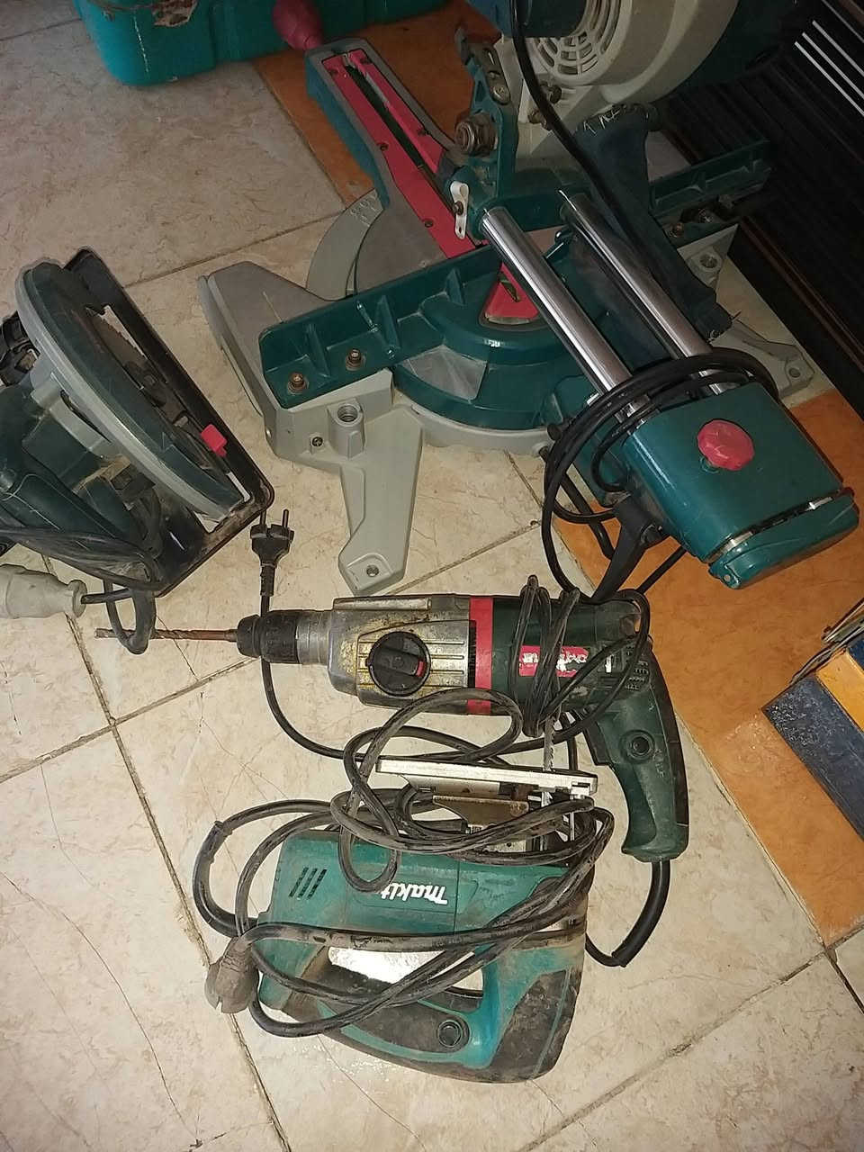 مكائن ومعدات نجاره ومطابخ وديكور للبيع مستعمله شهر واحد فقط مشروع واحد ماركه للتواصل  ***********
