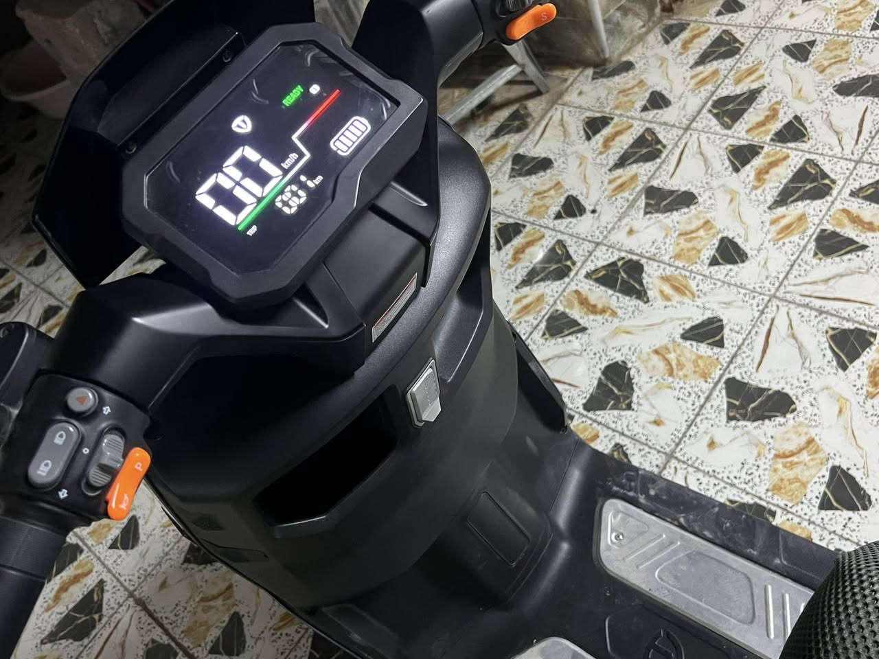 دراجه شحن للبيع شركه الريان بعده جديده ما ماشيه بيها فقط بطاريه واحده واقفه عنوان بغداد المحموديه للاتصال على هاذا الرقم ***********
