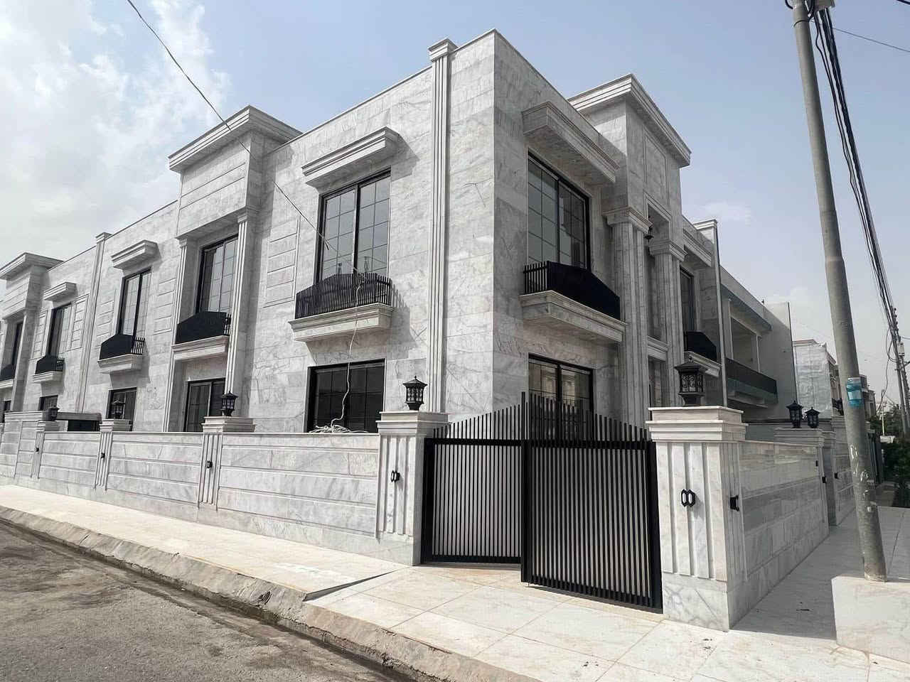 سعر مناسب 
بيت روكن واجيهة قبلة للبيع في منطيقة سيدوبارك
مساحة بيت 250m
بيها خمس غرف
ماستر سويت
مطبغ حار + مطبغ بارد 
دكيتات مبريدة 
واجيهة بيت كامل مرمر
للاستفسار اكثر اتصل 
☎️📞 0750 386 1964 whastup
☎️📞 0780 823 3860 zain أربيل, العراق
