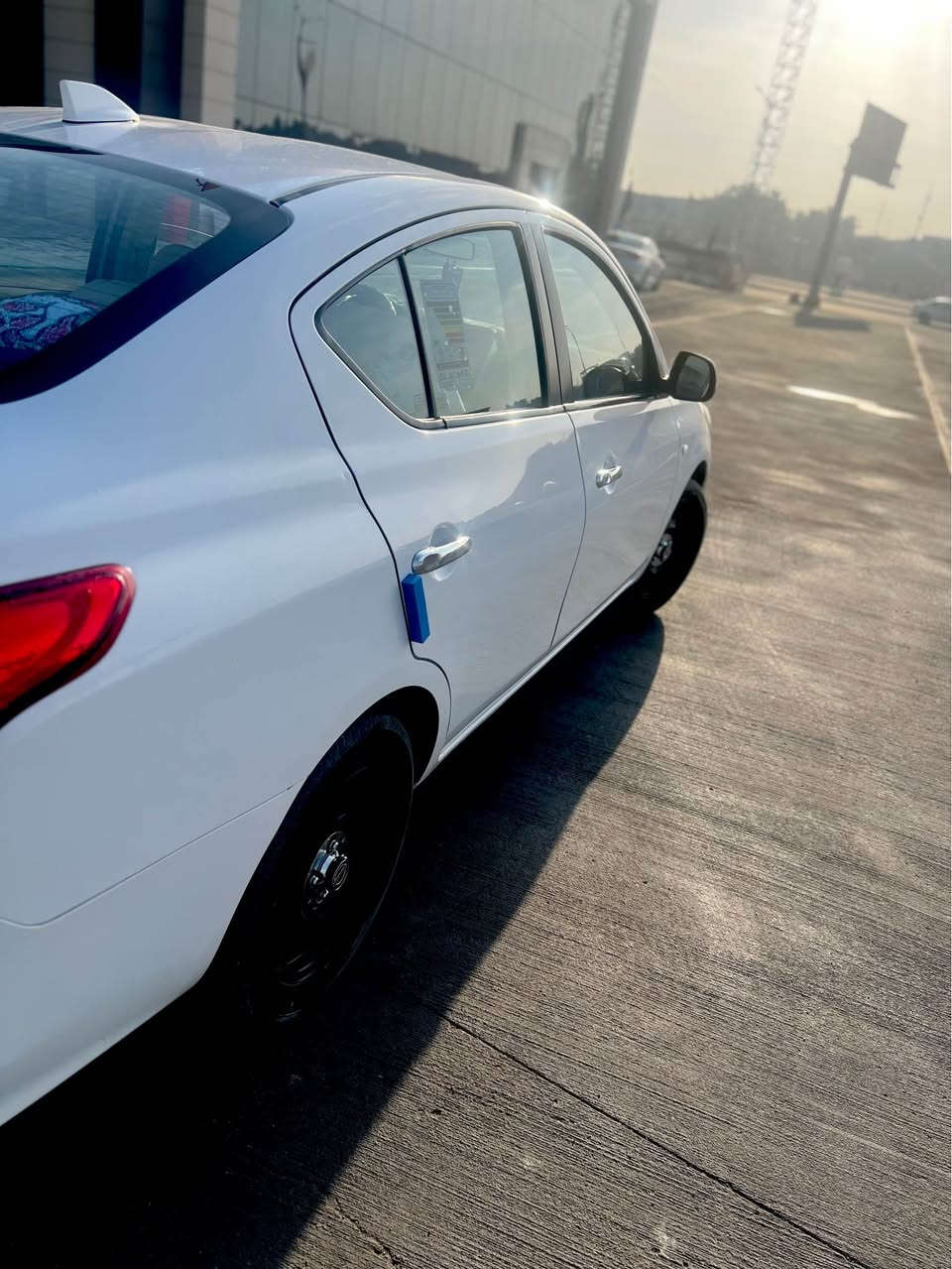 السلام عليكم نيسان صني هندي ام البليتة للبيع مديل 24 كفالة عامة تبديل وصبغ وبارد فقط هاي الطخة ماشر عليها صغيرة  شباك جديد وداخل نضيف شاشة دوشمة ارضية باسم شركة تحويل او وكالة ماشية 45 الف وقابل للزيادة السعر 125 وبيها مجال مكان البصرة 
*********** البصرة, العراق
