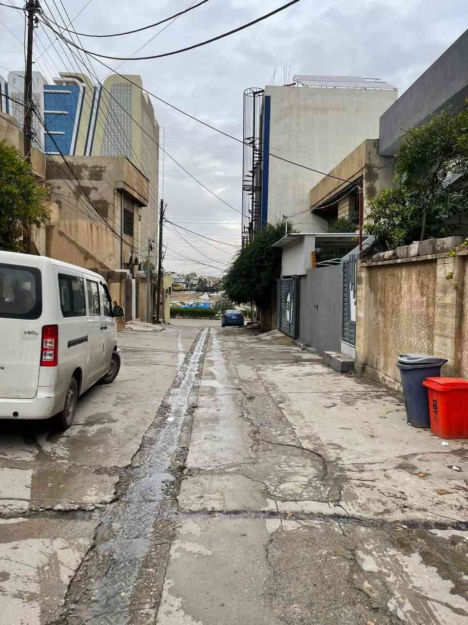 دار للبيع 🏠 

الموقع 📍 حي البلديات.      مقابل سانكو مول 🛒   فرع صبة 🛣️ 

بناء حديث ✅

المساحة 130 متر ❇️.           واجهة. 6 وربع. ✳️.   

اتجاة الدار شروق تام 🌞 

 تفاصيل الدار.       طابق واحد 

غرفة نوم / هول/ استقبال/ مطبخ/صحيات/ بيتونة ✨ 

نظام دكتات وسبالت سقوف ثانوية / كما هو موضح بل الصور 📸 

للاستفسار اكثر الاتصال على الارقام التالية 👇 

***********📱***********📱 

السماك لتجارة العقارات 👉 عنوان المكتب 📌 حي الصديق بعد مرطبات البحرين سائدين الصديق الرئيسية مقابل مدرسة تبارك الاهلية مكتب السماك لتجارة العقارات
