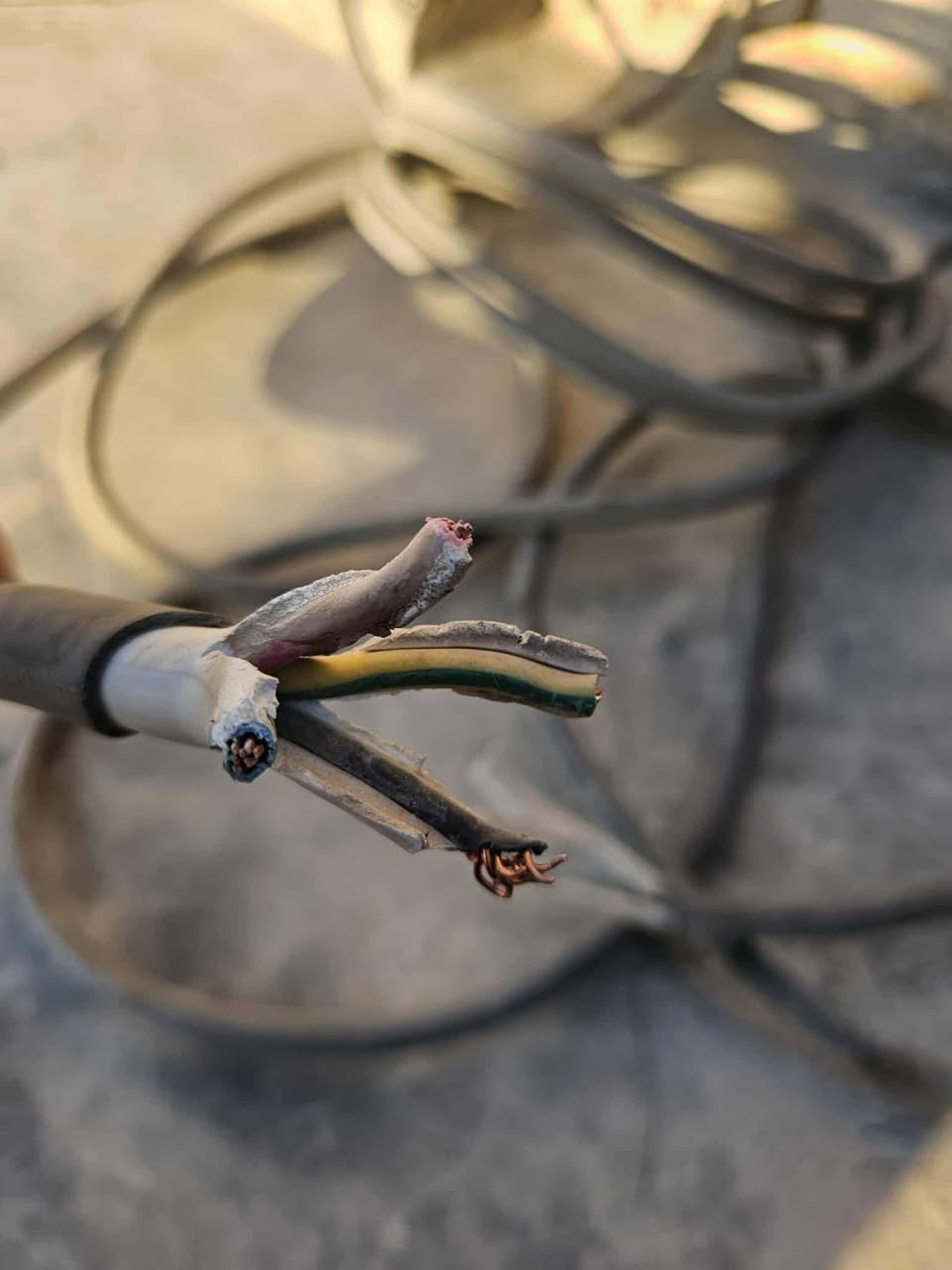 كيبل مال كهرباء اربع خطوط ١٤ متر  نحاس ١٠٠ بل ١٠٠ سعر المتر ٨ الاتصال ع رقم تلفون ***********
