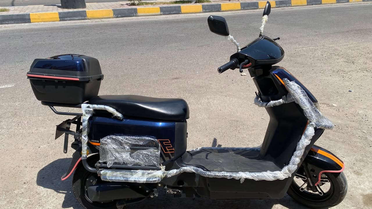 سلام عليكم
مطور للبيع 

هذا هو سكوتر BETA 996 الكهربائي المنتشر في الأسواق

موصفاته     .
* البطارية: 72 فولت 20–32 أمبير (حسب الفئة، رصاص أو ليثيوم).
* السرعة القصوى: 60–75 كم/ساعة.
* المدى: 60–100 كم للشحنة (بحسب نوع البطارية والقيادة).
* الفرامل: أقراص أمامية وخلفية.
* العجلات: 12 بوصة.
* الإضاءة: LED أمامية وخلفية.
* التجهيزات: شاشة رقمية، ريموت وإنذار، تشغيل صندوق خلفي نضافه عاليه جداً 100%

السعر 890وبي مجال 

تواصل مع صاحب هذا الرقم***********
