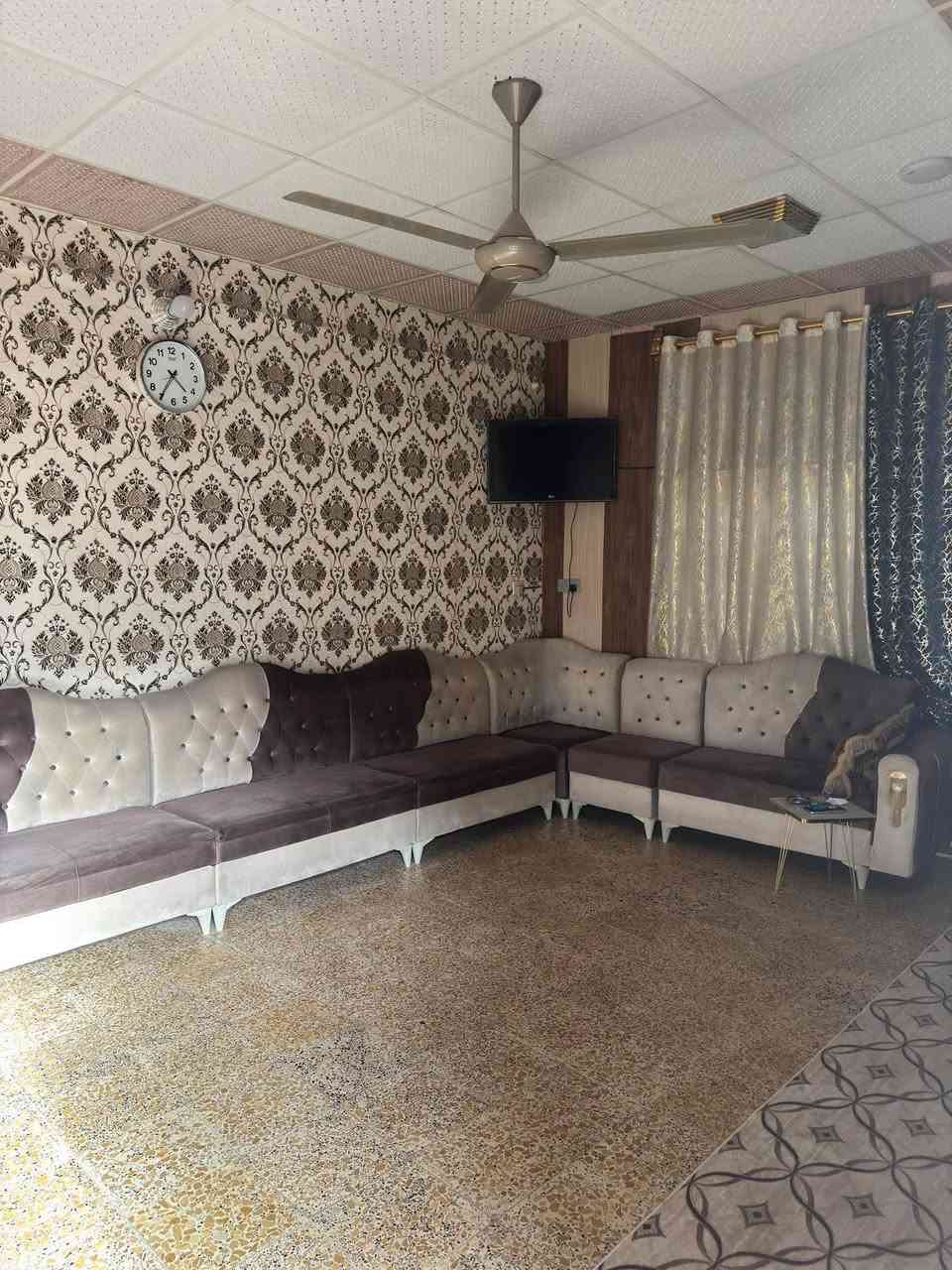 دار للبيع مساحة ٢٢٠ م طابو صرف 
الطابق الاول 
غرفتين نوم /صالة /استقبال / مطبخ / صحيات داخلية خارجية 
الطابق الثاني هيكل 
غرفتين نوم 
الموقع / الباشية خلف اسواق عباس الربيعي 
السعر ٨٠ 
*********** 
للأستفسار اكثر مراجعة مكتب الورد للعقار قرب فلكة الساعة مجاور مكتب الجزيرة مقابيل مركز الشباب
