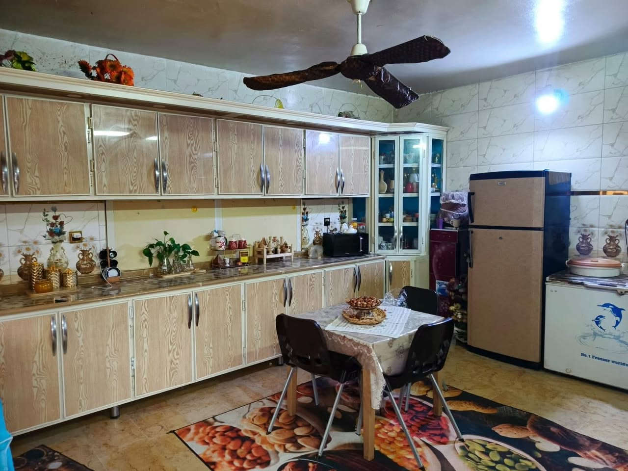 بيت للبيع ٢٢٠ متر واجهه ١١ ونزال ٢٠ طابقين بناء كلاسك 
كراج  يسع سيارتين مدخلين  استقبال ومطبخ وحولي 
وصحيات وغرفه وترك داير البيت 
طابق ثاني غرفتين وصحيات وسطحين 
البيت ركن على شارعين عرض شارع ١٠ متر 
الموقع الغزالية نهاية شارع الضغط 
للاستفسار 
***********
***********
***********
او زيارة مكتب المشجر للعقار مقابيل محطة الوقود
