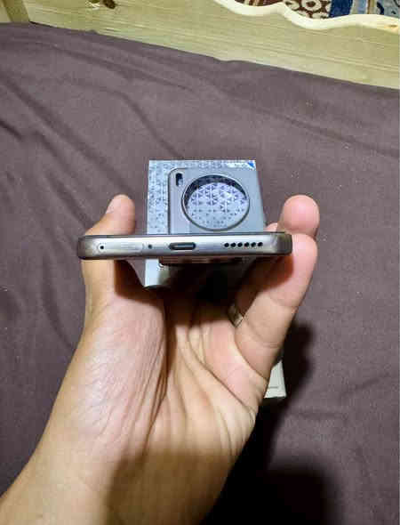 السلام عليكم جهاز للبيع 
_تكنو كامون 40 بريمير 5G 
_ذاكره 256 والعشوائية 12+6 
_الشاشة 144hz والشاشة امولد 
_كامل ملحقاته شاحنه 70 واط الأصلية 
_معالج جداً قوي يدعم ببجي 120 فريم 
الجهاز جداً نظيف وكامل ملحقاته سعر 365 الف وبي مجال بسيط 
_مكاني / بغداد-سبع قصور يوجد توصيل للمناطق القريبة 
_رقمي *********** متواجد واتس + فيسبوك بغداد
