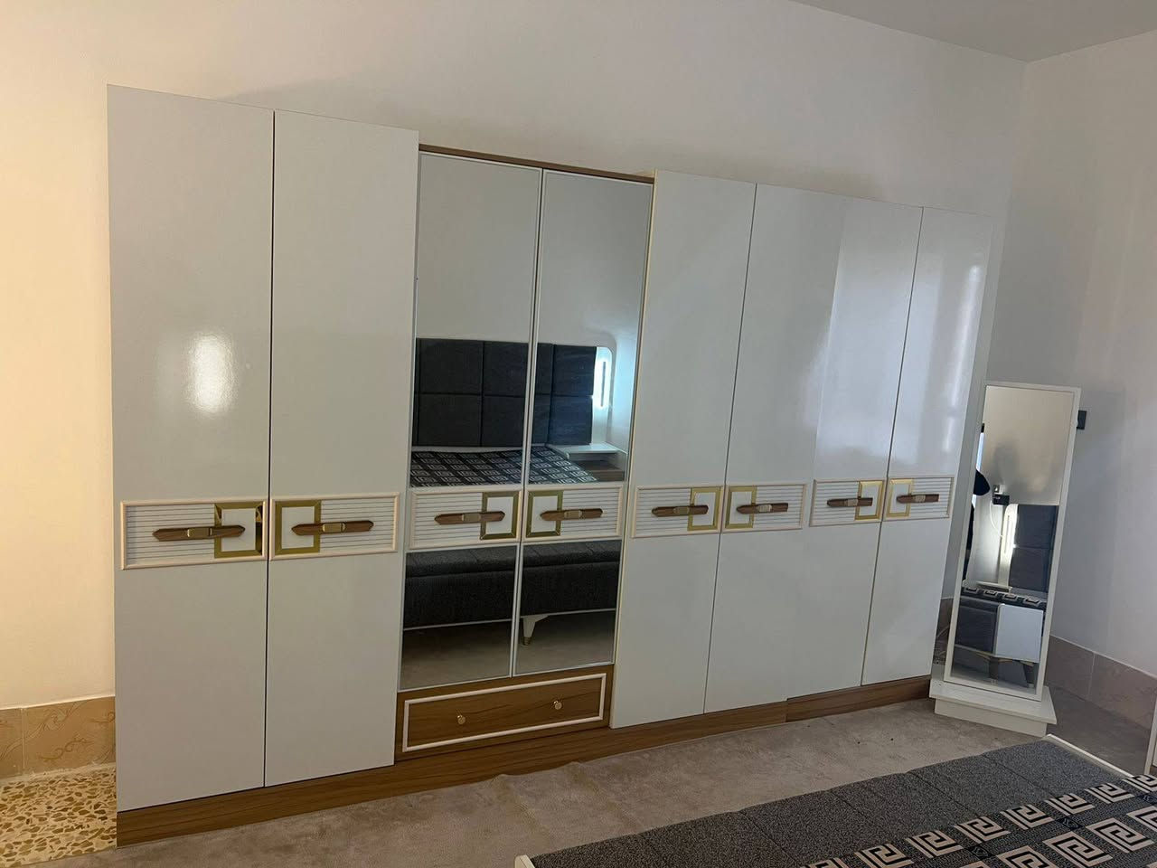 السلام عليكم 
غرفة تركي للبيع نظافه ١٠٠ /١٠٠ السعر مليون و١٠٠ ***********
