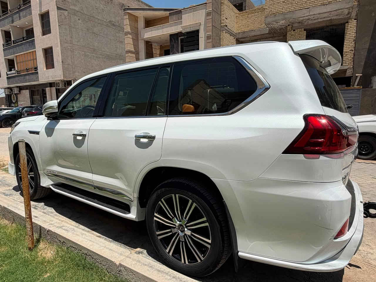 سلام وعليكم
LEXUS LX 570 (SUPER SPORT) 2020 
للبيع 
المواصفات ⬇️
المحرك: 5.7  8سلندر✅
عدد المقاعد:7✅
المقاعد:جلد+كهربائية+تدفئة+تبريد✅
الجكات:3ارتفاعات عالي وسط ناصي✅
البردات:بردات جانبية+بردات منفصلة✅
الحساسات:خلفية+امامية+جانبية✅
الذاكرات:3وضعيات خزن للمقاعد✅

الارضيات:الارضيات البلادية+ارضيات بديلة من شركة LEXUS✅
السيارة ماشية 180@@@✅
رقم السيارة:رقم بغداد✅
+اكو هواي ملحقات ومواصفات اخرى للسيارة ماذكرتها 
والتقرير المرفق معها 

رقم التواصل ***********
