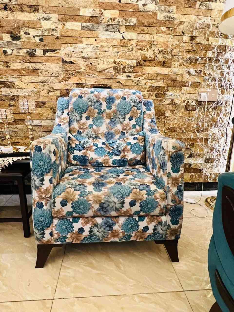 من رخصة الادمن المحترم 
تخم 10 مقاعد تركي ثقيل ماركة انداش يتكون من قنفه 3 مقاعد كبيره عدد (2) وكراسي عدد (2) مع قنفة 2 مقاعد عدد واحد مع كوشات ومساند ظهر نفس لون الكراسي نظيف لا جلغ ولا شك ولا كسر ولا اسفنج نازل مخزن كبير وسرير الظهر
***********
