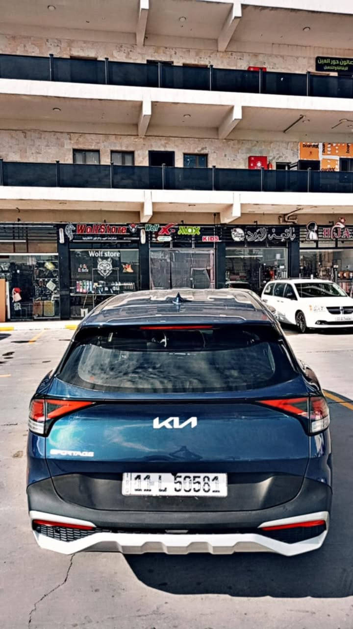 السلام عليكم شلونكم شباب عندي kiA سبورتج 2023 مثل ما موضح بل صور سيارة جاهزة من كلشي واستخدام قليل ماشية 27,000km قابلة للزايدة الحادث مالتها بس مال امريكة الي هو جاملغ وبنيد وايرباك ستيرن وراجعات وكالة نفس ما موضح بل صور السيارة موجودة اب بغداد تحويل ثاني يوم  مراوس  ب جيب كراند شيروكي 2023 والافضل تكون بانزين و خمسة راكب شنو كندك نزل مع الفرق او بيع اب 200 وبيها مجال ***********
