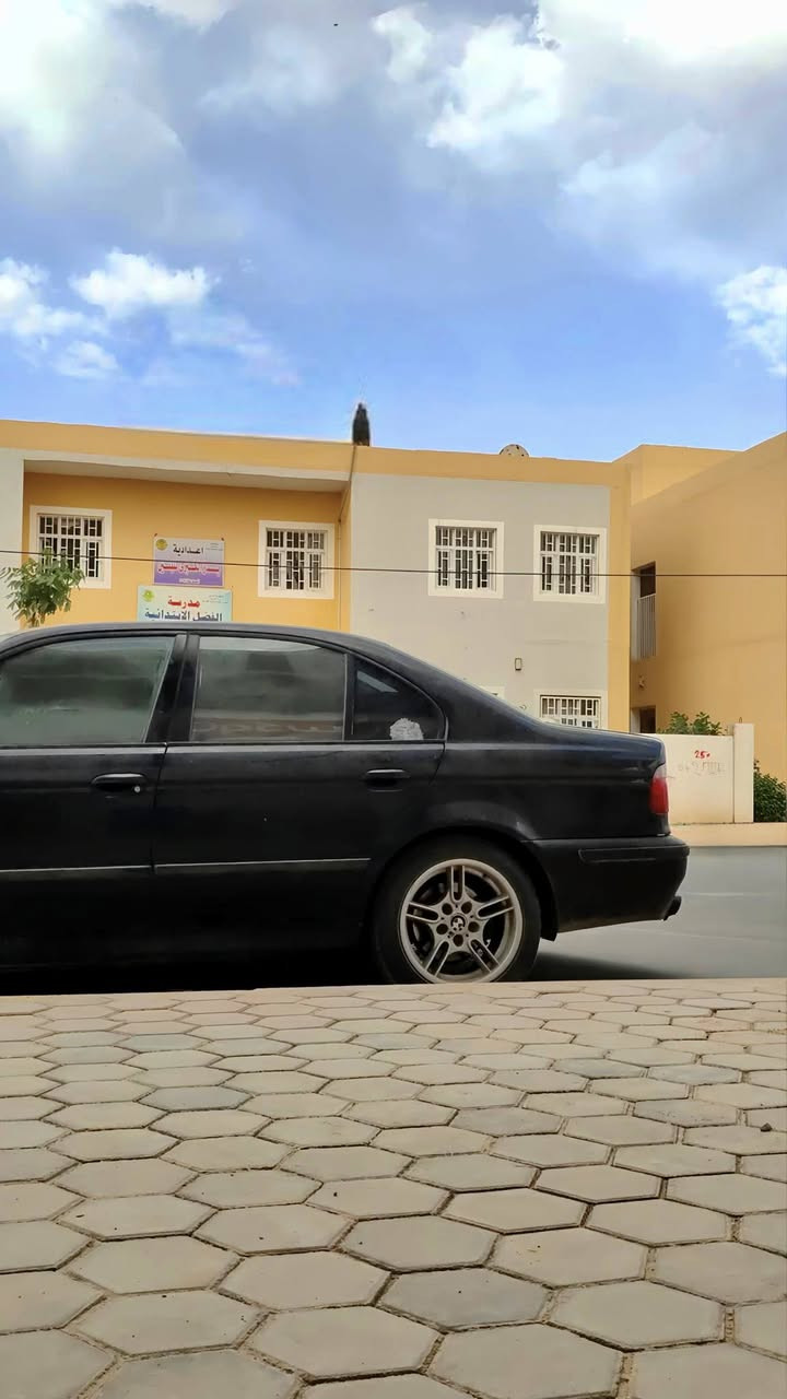السلام عليكم
صقر  2000
V8 544i
بدون حادث بدون تبديل
 كفالة محرك كير اكس كهربائياات بلاد
صبغ عام
بأسمي سنويه ٢٨
***********
