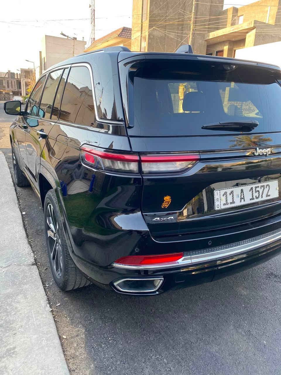 للبيع 2023  jeep grand cherokee overland امريكي(وارد كندي)
رقم بغداد مميز 
ماشيه 41 الف كيلومتر 
5 راكب 
داخل جلد طبيعي اسود
5 شاشات (3 امامي و 2 خلفي)
تدليك و مساج امامي
كشنات تدفئة و تبريد امامي
كشنات خلفي تدفئة
5 كاميرات 
تبريد امامي و خلفي 
اوتوبارك 
خزن ميموري 
روئية ليلة Night vision  
داتا شو
رادار 360
المحرك 3.6L 6V
جكات
و الكثير من المواصفات التي لم يتم ذكرها 
الحادث تبديل جاملغ ايسر و ربع الدعامية اليسرى و تصليح كلش بسيط بالشاصي الامامي على البارد 
ويل قياس 20 انج
السعر 356$ ورقة
للاستفسار: ***********
