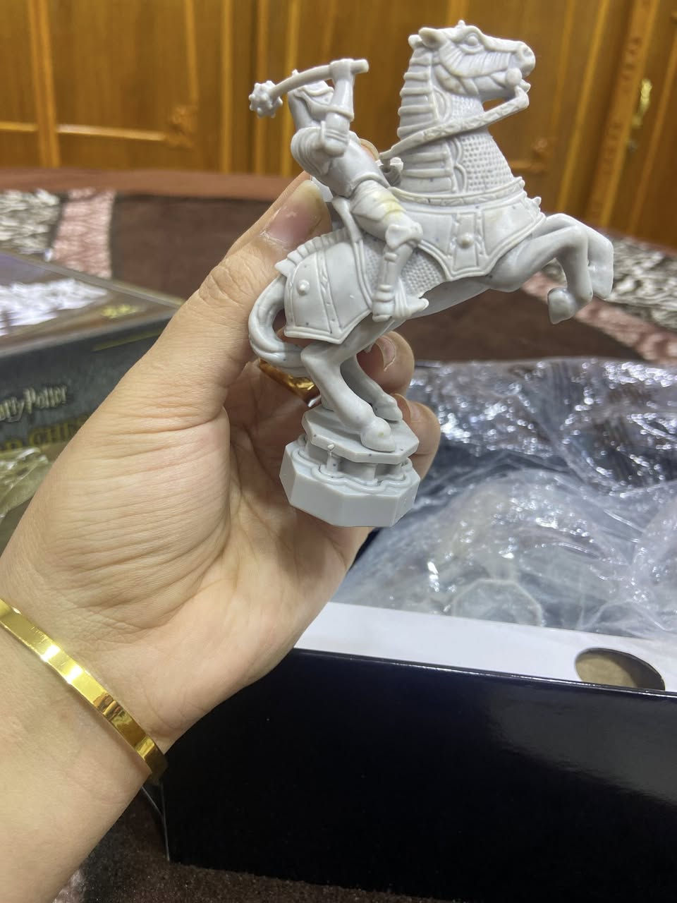 طقم شطرنج السحرة) المستوحى من سلسلة أفلام هاري بوتر (
وتحديداً من الجزء الأول "هاري بوتر وحجر الفيلسوف".
إليك أهم التفاصيل عنه:
ما هو هذا المنتج؟
• الإصدار: هو نسخة رسمية من إنتاج شركة The Noble Collection، وهي شركة معروفة بدقة تفاصيل منتجاتها السينمائية.
• التصميم: القطع مصممة لتبدو تماماً مثل التماثيل العملاقة "والمخيفة" التي لعب بها هاري ورون وهيرميني في الفيلم.
• المكونات: تحتوي العلبة على 32 قطعة شطرنج (فريق أبيض وفريق أسود) مع لوحة اللعب وكيس قماشي لحفظ القطع.


**إذا كنت صاحب هذا الإعلان وتريد حذفه لأي سبب، رجاءا أرسل رسالة إلى الدعم الفني**