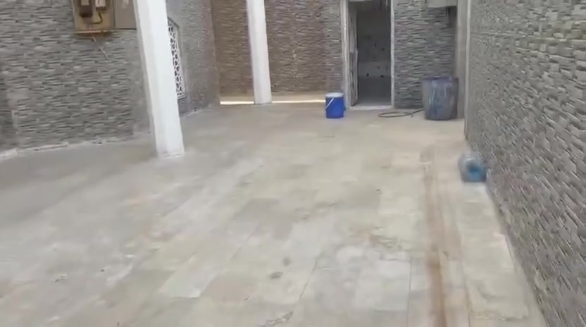 ✨ بيت للبيع طابقين ✨
العنوان :  البصرة _الطوبة والنخيلة_ قرب  مدرسة كلكامش
المساحة :  300 متر
صنف العقار :  طابو صرف تحويل بالاسم
السعر :  320 مليون
التفاصيل : 
 الطابق الأرضي / يحتوي على غرف نوم 3 وديوانيه وهول ومطبخ وصحيات داخلية وخارجيه ومنور خلف الدار وكراج سيارة جبير
الطابق الأول /  يحتوي على غرف نوم 2 وهول ومطبخ وصحيات وسطح علما بأن الطابق الأول يحتوي درج خارجي معزول
***الدار بناء طابوق والسقف كونكريت شغل درجه اولى***
واتساب فقط /  ***********
