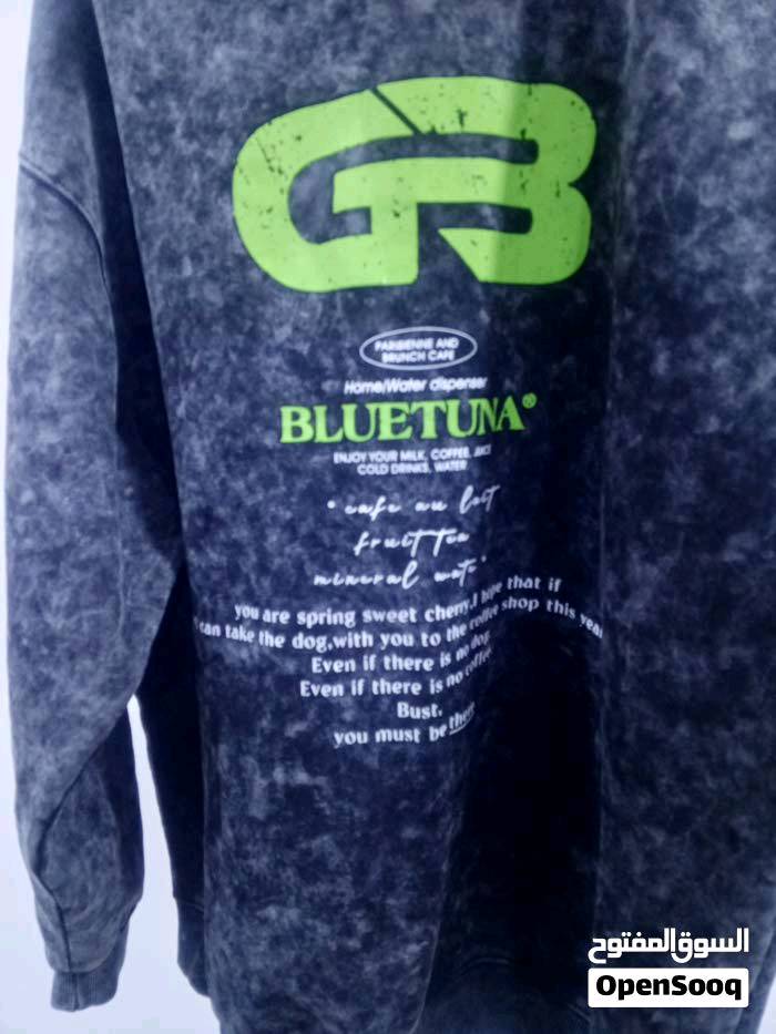 عندي تيشيرتين مميزين للبيع، الأول تيشيرت أسود بجيوب بارزة مع تطريز أبيض خفيف، مناسب للإطلالات الكاجوال أو الرياضية. الثاني بلوزة بلون رمادي مع تصميم مميز على الصدر بلون أخضر، يجمع بين الراحة والأناقة في آن واحد. كلاهما بحالة جديدة وجاهز للتوصيل داخل العراق.