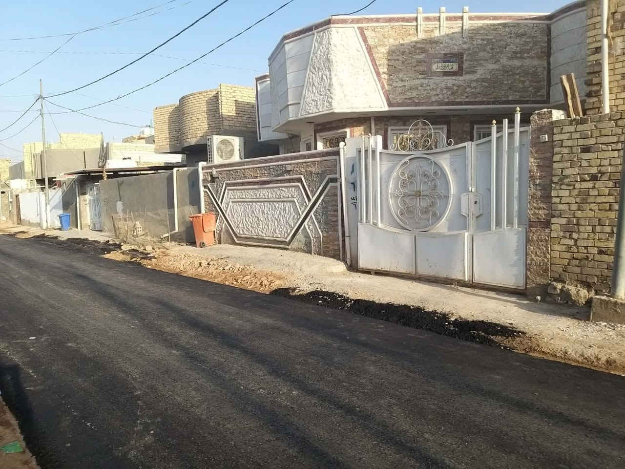 دار للبيع مساحه ٢٠٠متر العنوان التقيه الرابعه مقابيل ساحه التوديع منطقه مخدومه تبليط شبكه كهرباء جديده البيت بناء حديث يبعد عن الشارع العام ١٥٠متر 
للتواصل ***********
