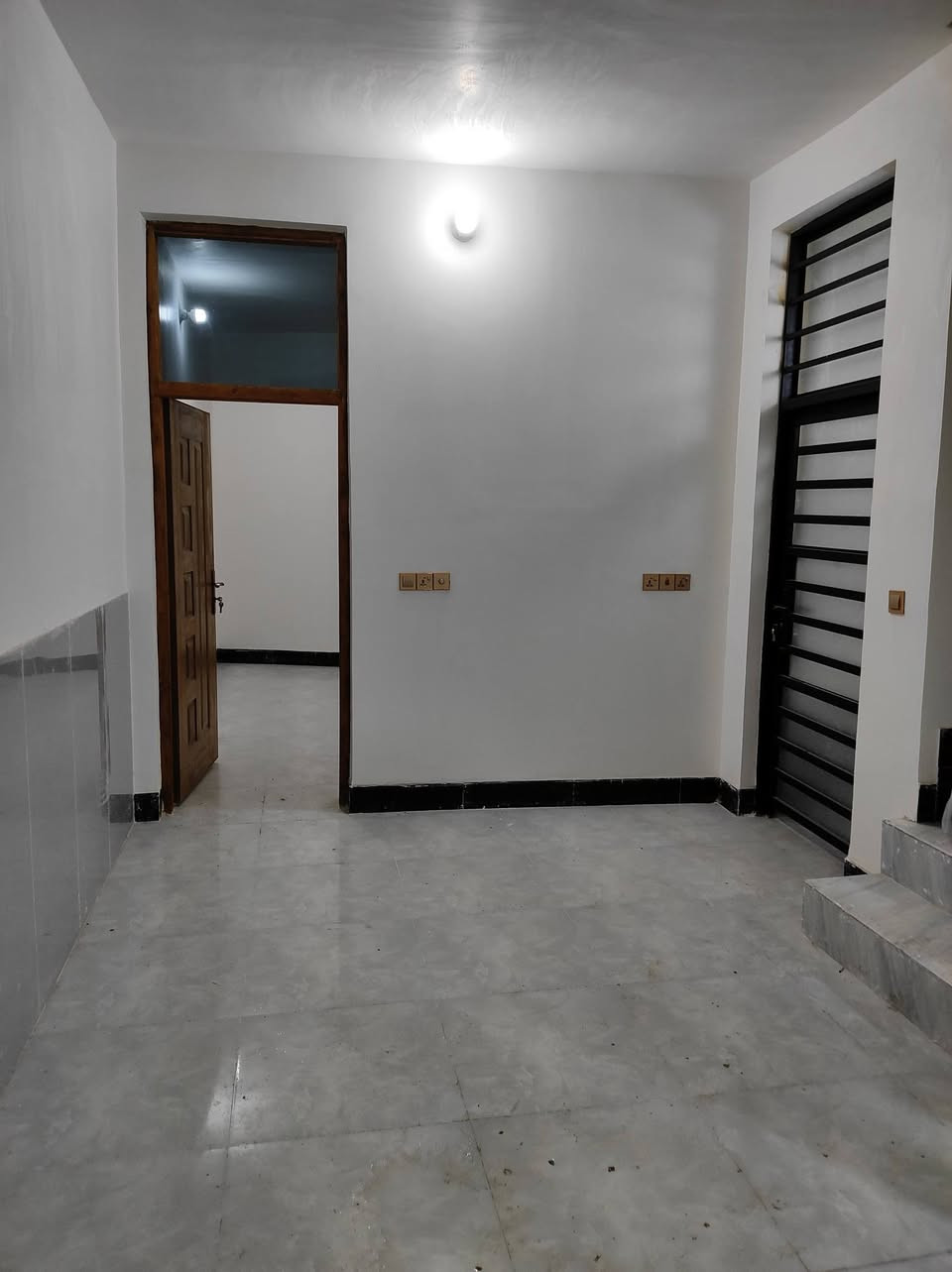 بيت 100م حي الزهراء خلف مضيف الرواجح طابق واحد كونكريت مسلح بناء هاي السنة درجة اولى غرفة صاله حمام مطبخ استقبال للاستفسار الاتصال ***********
