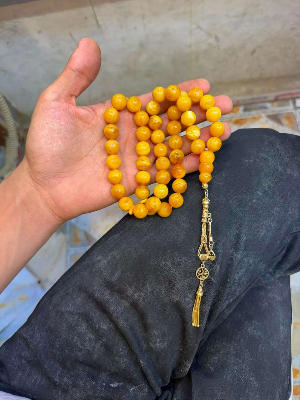 كهرب بولوني حر طبيعي شجريه جميله بشكل الكركوشه فضه مطليه بمي ذهب الوزن الكلي ٦٠غرام *********** يوجد توصيل واتساب ايضا متواجد
