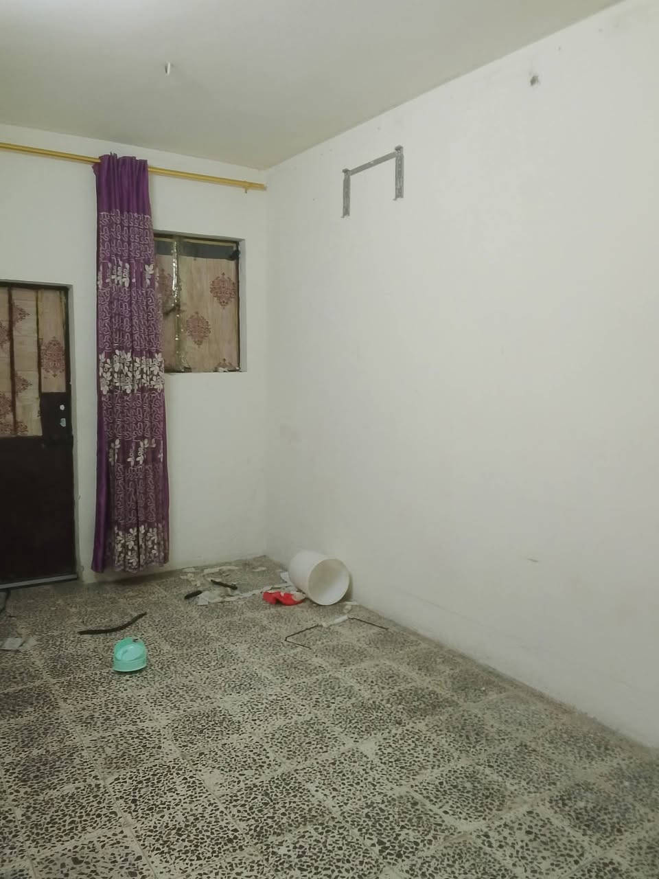 السلام عليكم 
شقه الايجار. الايجاار. السعر300 بلشهر 
غرفه وصاله  ومطبخ وخدمات   نضيفه 
موقعه على الشارع العام  قرب جامع محمد رسول الله. حي الجهاد. 
***********
