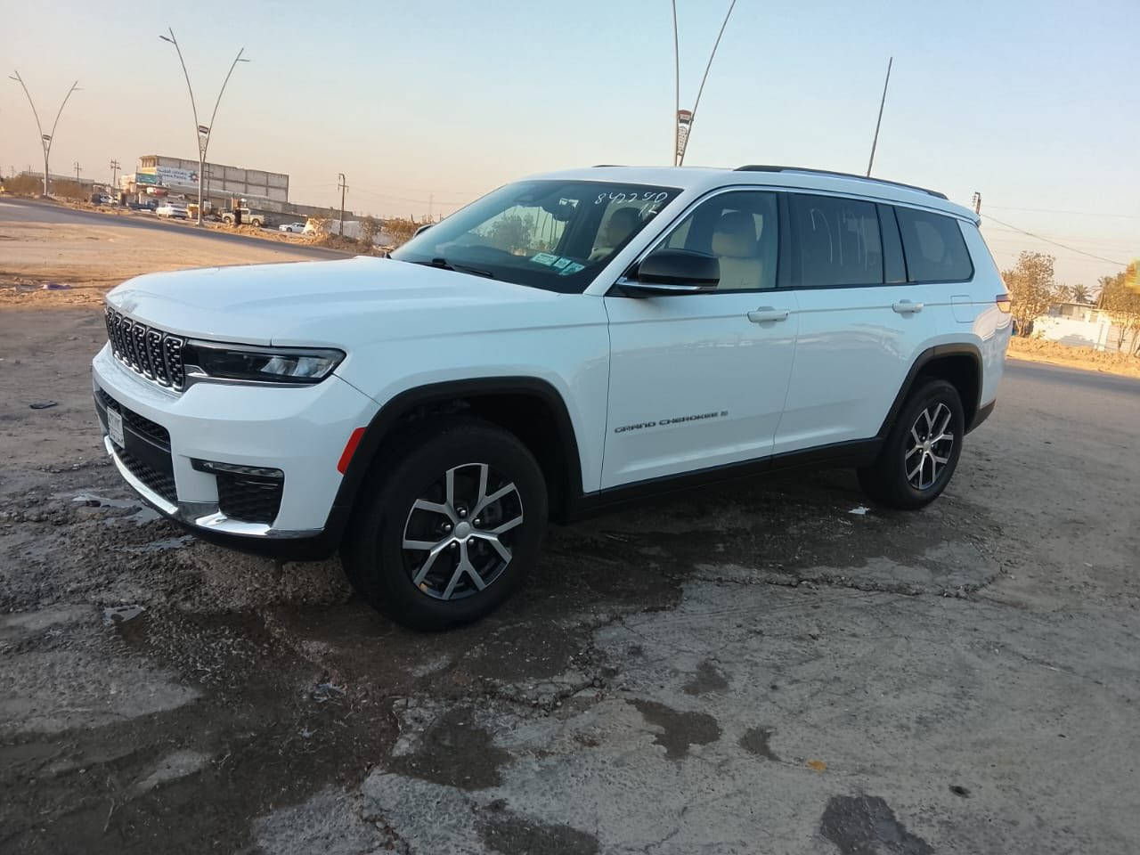 مرحبا جيب لمتد 2023 فول موصفات عدا الفتحه ماشيه 20 بعدها بوضع الوكاله  سعر مناسب
ضرر بسيط جدا بنيد بدون دواخل  السياره منفيس ب اسمي  السعر 255  والشراي يدلل  
هـ ***********
