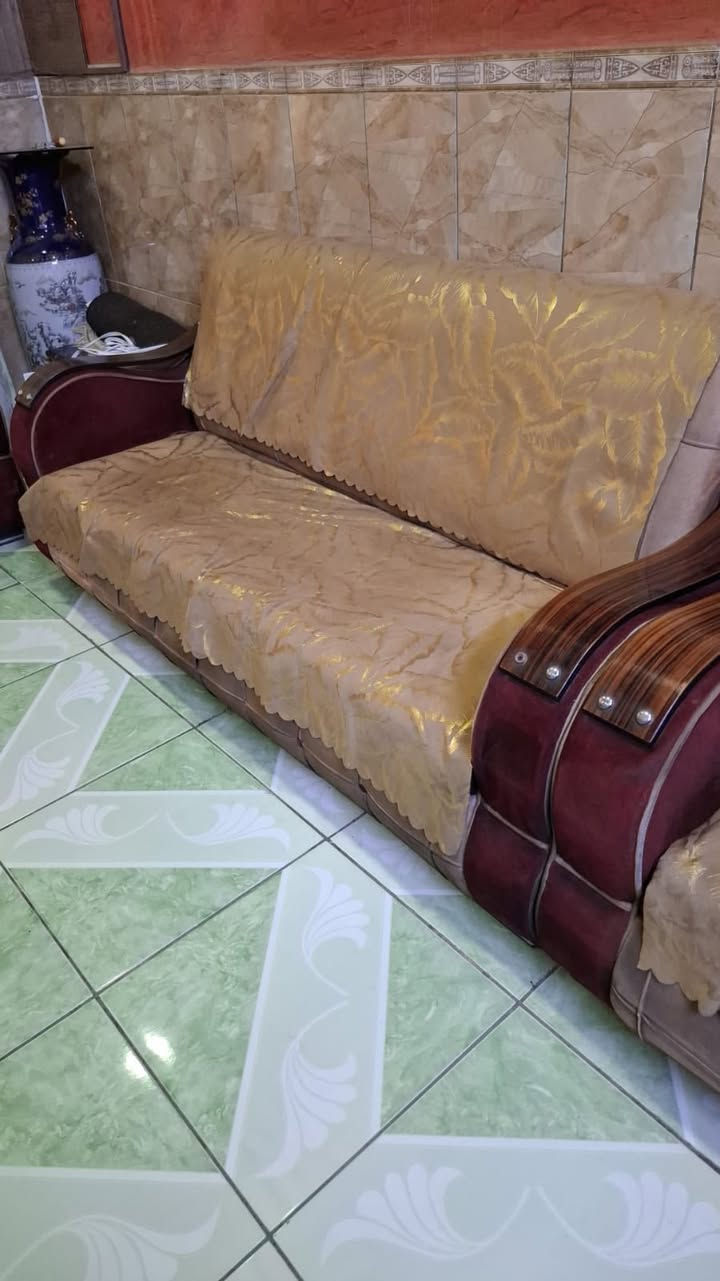 للبيع تخم كامل 3 كراسي و 2 طوال
الموقع بغداد حي القاهره 
***********
