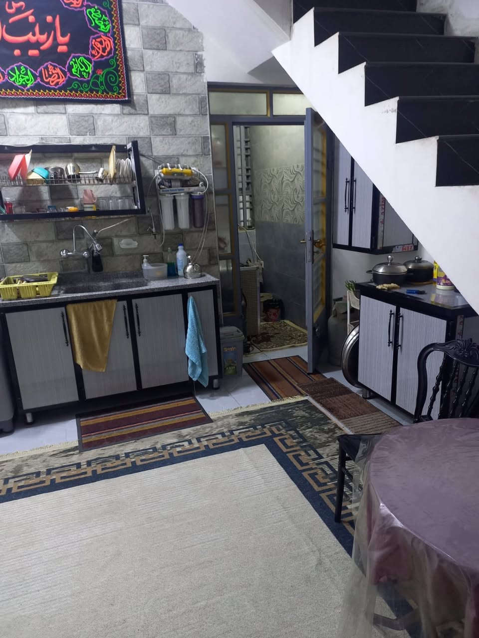 السلام عليكم بيت للبيع بسكينه الزراعي مساحه 100  مقاطعه 2/9 سند 25 فرع صيدليه هاله وليد 
بيت نظيف جدا بناء قبل سنتين كامل الخدمات ومقرنص 
للاتصال / ***********
السعر 110 وبي مجال بسيط
