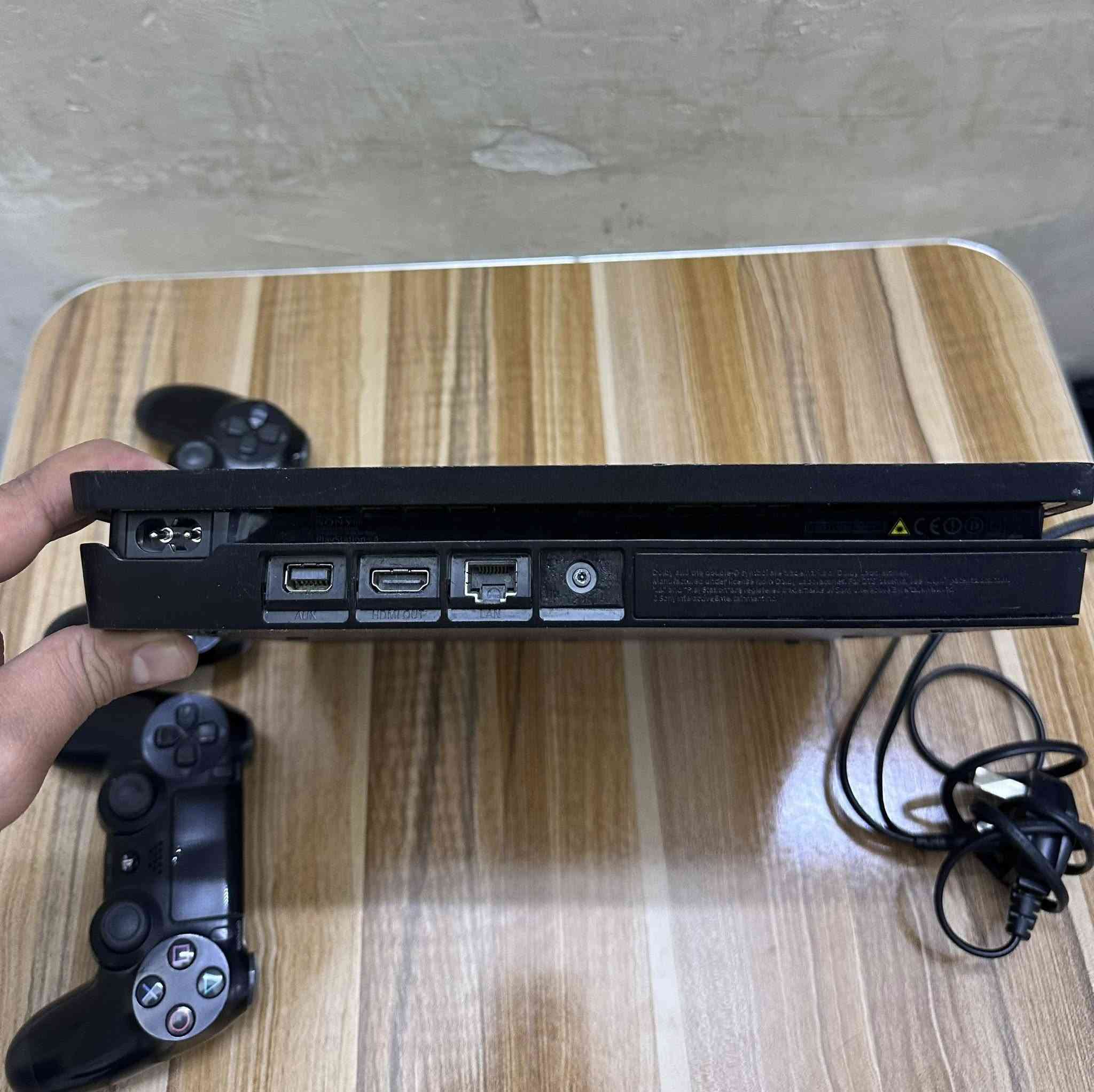 سلام عليكم
بلي فور سلم مستعمل 
ما مفتوح نهائياً 
بي ليدات عدد 2 
ملاحظة بي عطل بسيط 
الي هوا بيت القرص يشكل 
يصلح باب الشرجي ب 10 الاف 
سعر البلي 200 الف قفل 
ملاحظة يوجد توصيل 
وفحص البلي اتصال كامرة 
او تجي للعنوان بغداد ساحة الخلاني 
الرقم :***********
