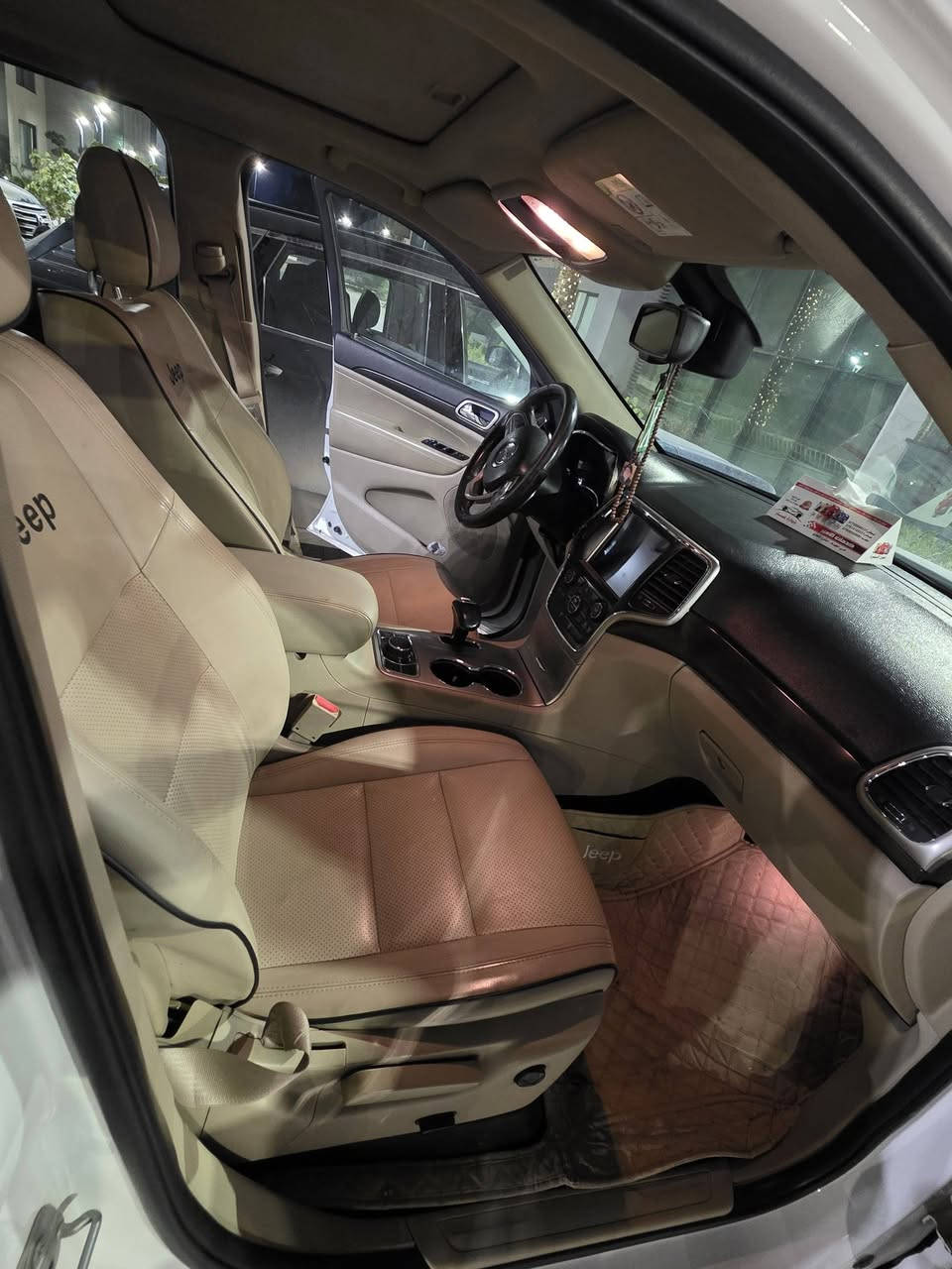 السلام عليكم جيب موديل 2015
خليجي السياره كل الي بيهه ع وضع الشركه 
داخل جلد تحكم استيرن 
فتحه سقف سلايد روف
كلشي شغال وعله وضع الشركه 
السياره بيهه صبغ باب السائق 
من يده فتح الباب وانت نازل لنهايته 
والجهه الثانيه هلال الجاملغ فقط 
اثر حكه في باب المنزل
بدون فتح أي قطعه 
وبدون تبديل أي قطعه 
والسونار موجود 
مكان السياره بغداد .حي الجهاد 
السعر 235$وبيهه مجال 
للستفسار ***********
