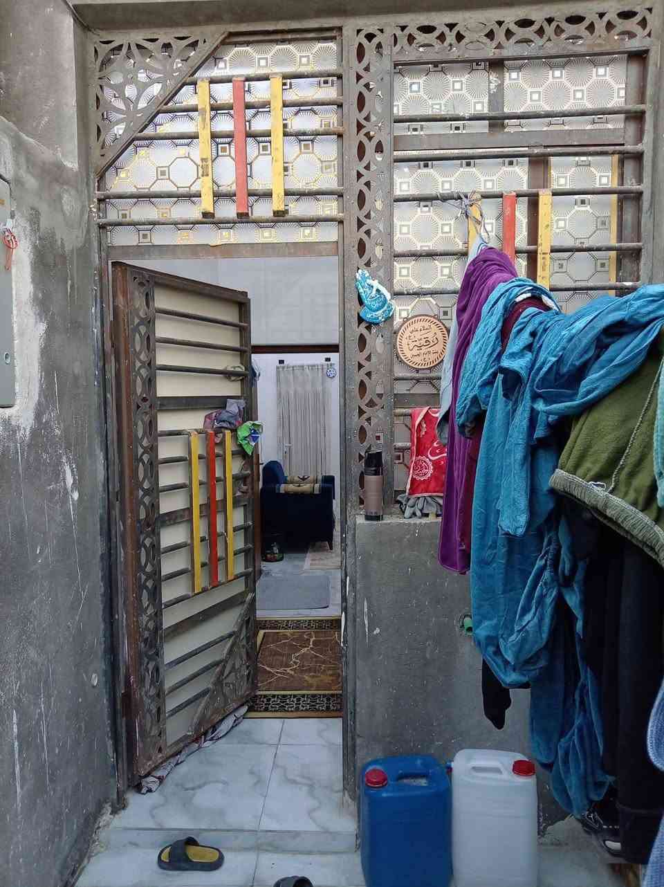 السلام عليكم  العنوان قرب جامعة ذي قار شارع اسماك الفاخر بالفرع يبعد عن الشارع ٢٠٠متر زراعي  السعر ٩٥وبي مجال
بيت مساحة ٢٠٠ متر يحتوي على مشتمل ارضي معزول بناء المشتمل ٢٠٢٥ طابوق كونكريت مسلح  المشتمل مساحة ٦٠متر واجهي اربعه وربع ونزال ١٤ متر  يحتوي على غرفة كبيره مع  حمام للسبح فقط و صاله ودرج داخلي ومنور  ويحتوي على مطبخ حار وبارد وطارمه ويحتوي صحيات خارجية 
..أما بقيت البيت المساحته ١٤٠متر  بناء بلوك+طابوق يحتوي على غرفتين وصاله كبيره ومطبخ وصحيات خارجيه وداخليه ودوانية 
البيع أما سوه أو كل واحد وحده 
***********
