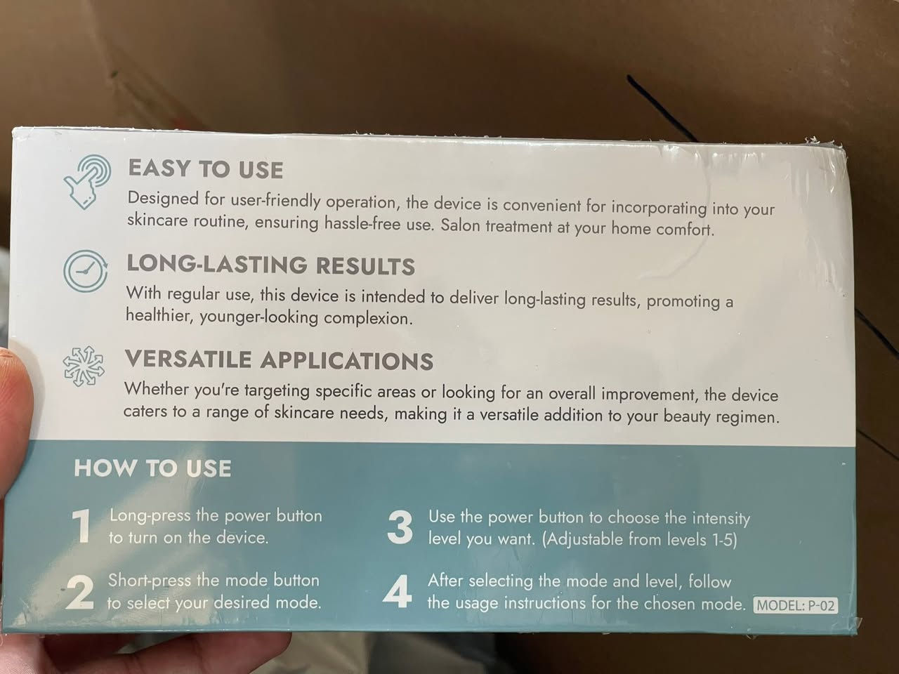 يمثل هذا المنتج جهاز العناية بالبشرة 6 in 1 LED & Microcurrent Skin Rejuvenation Beauty Device (ويُشابه في تصميمه جهاز Medicube Booster Pro) ، والذي يدمج بين العلاج بالضوء وتقنية التيار الميكروي لشد الوجه وتحسين امتصاص منتجات العناية بالبشرة  .التقنيات المستخدمة: يعمل الجهاز بتقنيات متعددة مثل التيار الميكروي (Microcurrent) لعضلات الوجه وضوء LED (بألوانه المختلفة) لمعالجة حب الشباب وتجديد الخلايا  .الاستخدام: يُستخدم عادةً مع جل موصل أو سيروم يومي لتسهيل انزلاق الجهاز على البشرة وتحسين امتصاص المكونات النشطة  .الفوائد المزعومة: يهدف الجهاز إلى تقليل الخطوط الدقيقة، التخفيف من مظهر المسام، تحسين مرونة البشرة، وإعطاء مظهر مشدود وأكثر نضارة


**إذا كنت صاحب هذا الإعلان وتريد حذفه لأي سبب، رجاءا أرسل رسالة إلى الدعم الفني**