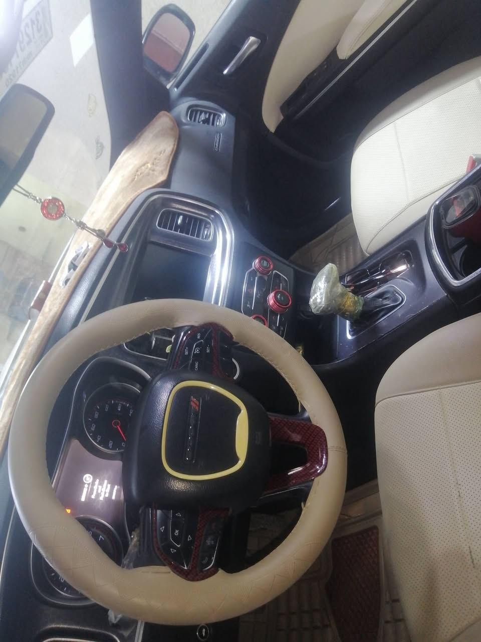 عندي دوج جارجر لون ابيض
صار بيها بالعراق باب مبدل الايمن وجاملغ صبغ بدون فتح
سياره حلوه مال جناي باسمي 
ماشيه 200 ميل
موديل2015
گير محرك ما مفتوح شرط كفاله
تخم تاير جديد وحداديه 90 بالمية 
لايتات زينون
تبريد ثلج 
رقم سنويه هزه جديده
سياره بسمي
تحويل ب نفس اليوم
رايدها 173 بي مجال للطيبين
مكان البصرة معمل الورق
واتساب ***********
