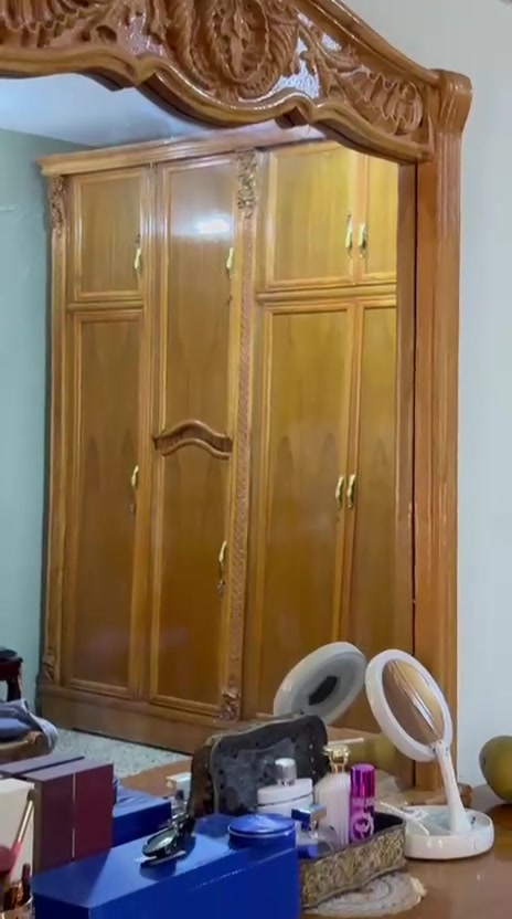 السلام عليكم عندي غرفة خشب صاج متكونة من :
سرير نفرين
كومديات ثنين 
كنتور مساحته ٣،٥ بي ٦ ابواب مع ملحقات 
زاوية كنتورية بابين بيها مراية داخلية 
ميز تواليت بي مجرات وكومديات 
سمك خشب الكنتور ٦ ملم 
سمك خشب المجرات والكومديات ٤ ملم 
الغرفة نظيفة ومابيـها اي كسر او ضرر بس بيها اثر صبغ صغير ع الميز تواليت 
مستخدمة قليل جداً اخذتها قبل سنـة
سبب البيع : الانتقال الى بيت اصغر 
اي استفسار ثاني تفضلو على الرقم 
***********
