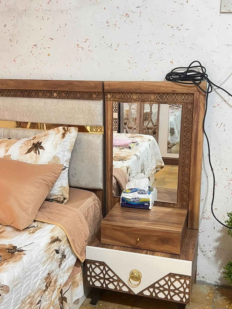 السلام عليكم غرفه تركيه للبيع نضيفه وخشبها ثكيل وجديده السعر٣٥٠وبيها مجال بسيط للاستفسار *********** على هاذا الرقم والغرفه ٥قطع و+صوميه وياها
