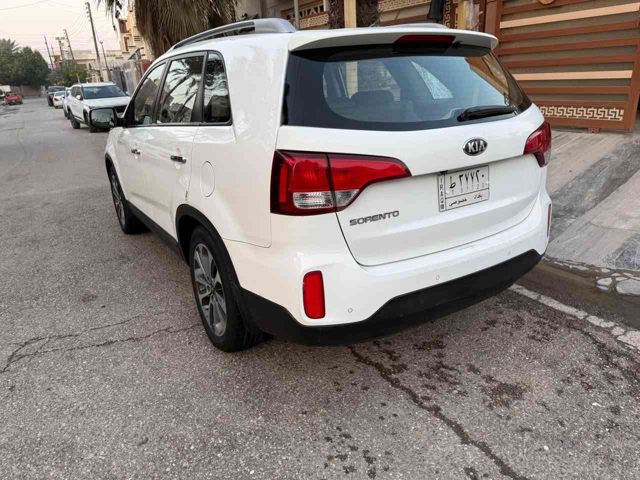 السلام عليكم عندي سورنتو موديل 2013الشكل الجديد بيها اربع قطع صبغ بابابتين عكس سايق اثر طخه بسيطه بس اطريت اصبغه حته اوحد لون والجاملغ اثر شخوط والبنيد هيه من اخذتها مصبوغ اثر طخه وصور الشخوط مال جاملغ وطخه البابتين موجودات الصور  نص فول بصمه حساس امامي خلفي كامره شفط مرايا علامه ترحيب شاشه دجتل اناره داخليه بالابواب بلاديه السياره مصروف عليها من صدر امامي خلفي  محركها مفتوح سابقا فقط كازكيت والصور كدامكم موضحه كلشي  مكاني بغداد اربعه سلندر السياره بأسمي *********** بغداد, العراق
