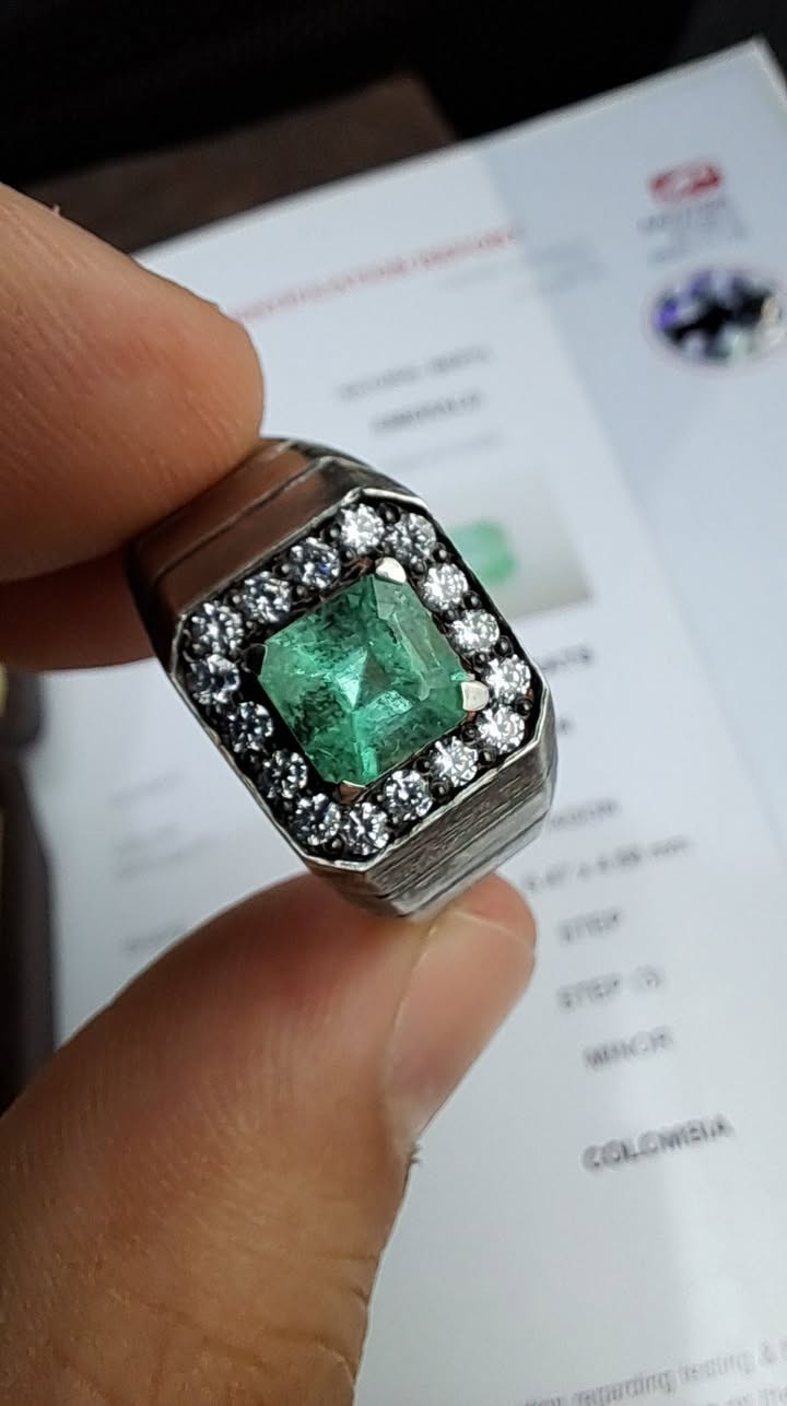 خاتم بحجر زمرد كولومبيا أصلي ، الحجر وزنه واحد قيراط و 24 حبه مرفق بشهادة مختبر دولية سويسريه ، صناعة الخاتم في دولة تايلند فضة شغل يدوي ومن تصاميمي الخاصه يعني ما يتكوب ماكو كوبي مثله ، تطعيم زاركون حقيقي أصلي+ طلاء روديوم ، قياس الخاتم 21 ، خدمة التوصيل 🚕 داخل العراق وخارج العراق ✈️ وأجور التوصيل على المشتري تلفوني واتساب ***********

