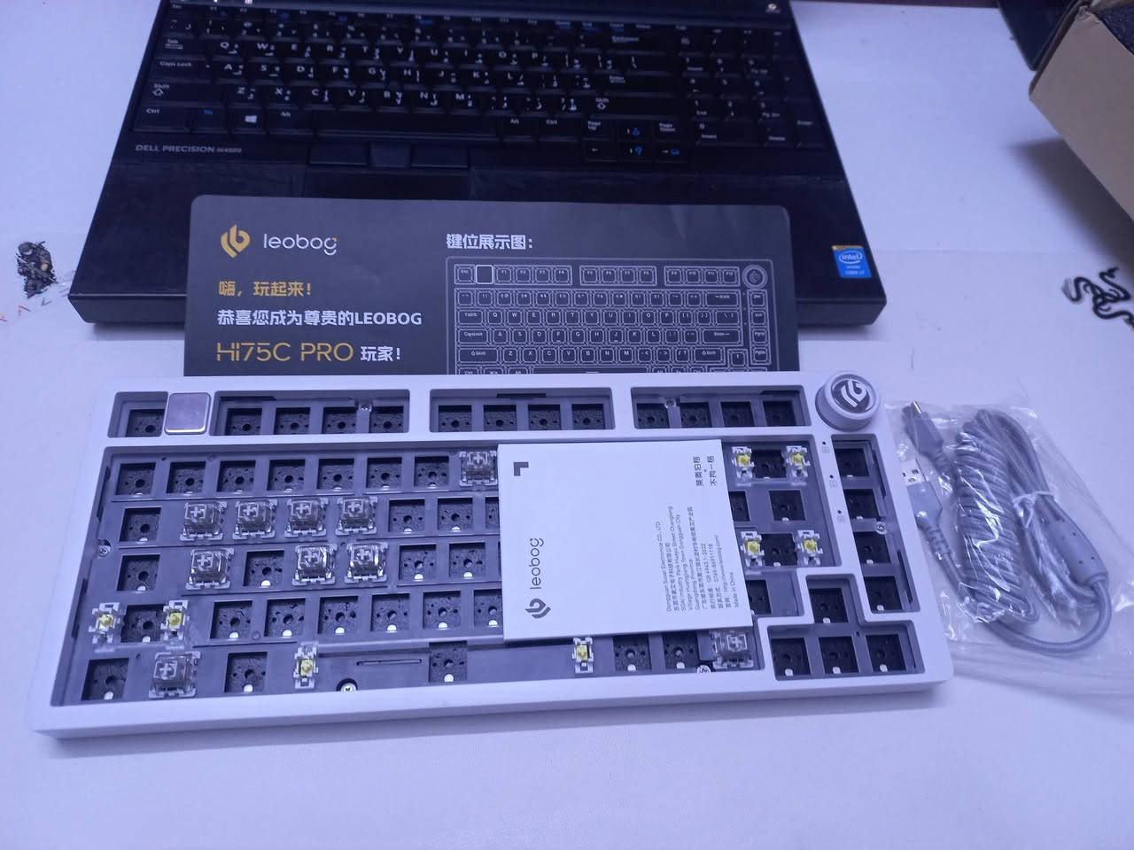كيت كيبورد ألمنيوم Leobog Hi75C Pro (النسخة اللاسلكية) 🚀
​النص:
للبيع كيت كيبورد Leobog Hi75C Pro غني عن التعريف، النسخة اللاسلكية اللي تشتغل (وايرلس، بلوتوث، سلك).

الكيبورد ألمنيوم ثقيل وصوته معزول توب، جاهز بس تقعد عليه السويتشات والكيبكابس مالتك وتستمتع بأقوى تجربة.

​الحالة: نظيف جداً جديد وليس مستخدم

 وبكامل ملحقاته والكيبل الملتوي
.
​السعر: [38 الف] 
توصيل بغداد والمحافظات 5 الف


**إذا كنت صاحب هذا الإعلان وتريد حذفه لأي سبب، رجاءا أرسل رسالة إلى الدعم الفني**