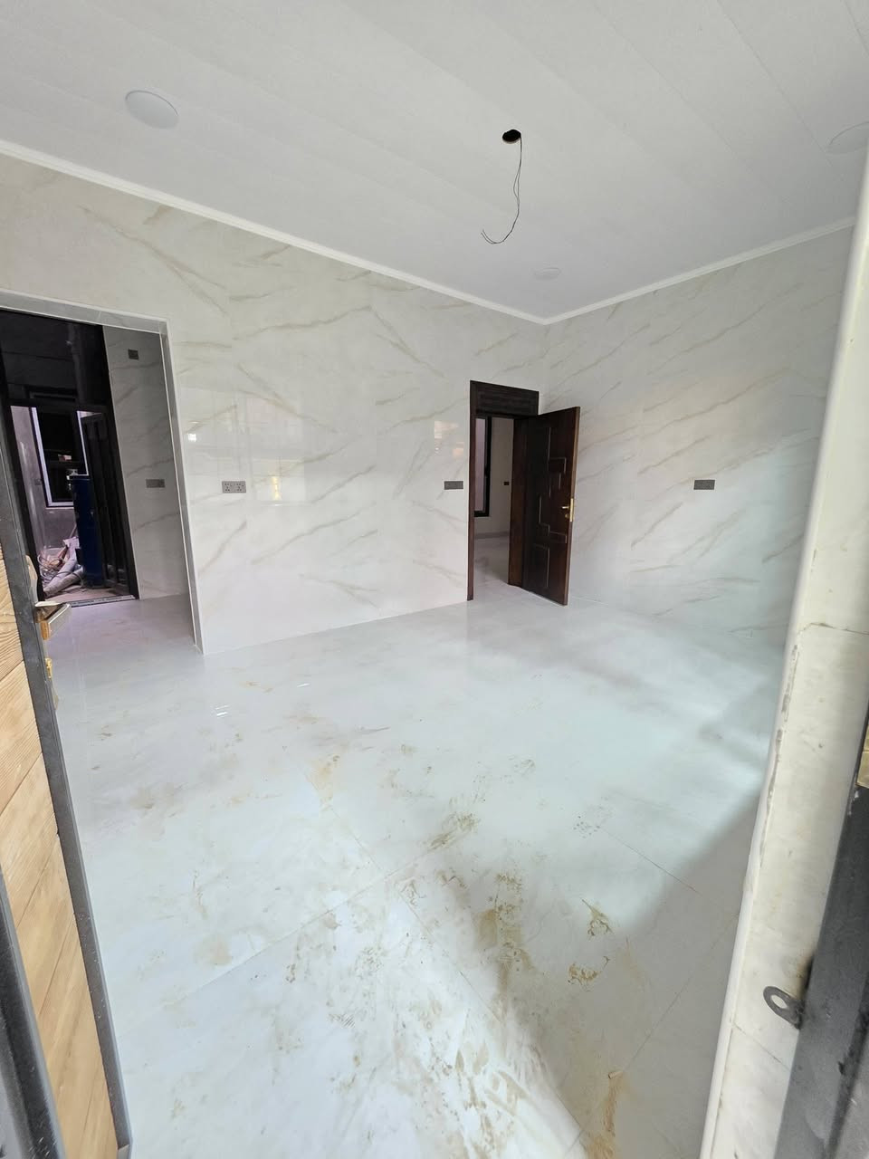 ((دار لـلبـــيـــع)) 

#الموقع شارع 80 محيزم الرابعة خلف مسجد الرحمن 

#المساحة 200م

#جنس_العقار طابو صرف
 
#المحتويات طابقين نوم 4 +كلدور+صاله +مجمع صحيات+ مطبخ حار بارد 

#الحالة فول الفول 

#السعر  خـــــــاص 

#الملاحظة الدار فارغ تسليم مباشر 

#للأستفسار اكثر الاتصال على الأرقام التالية او مراجعة مكتب السجى للعقار الكائن حلة شارع 80 جهة كربلاء. قرب مسجد الرحمن  ***********واتساب
*********** واتساب
