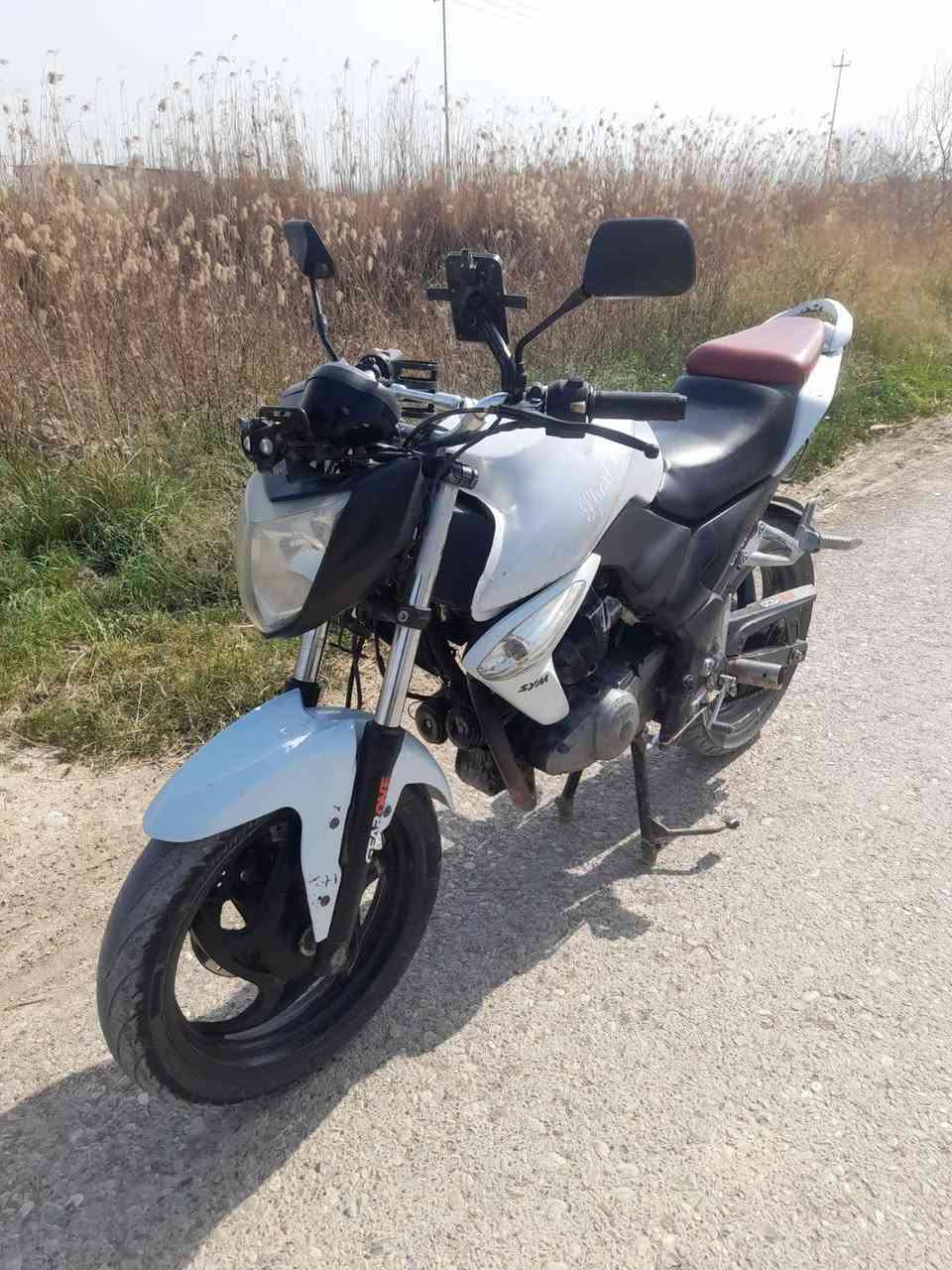 للبيع دراجة SYM موديل 2021 بطحة، محرك 150cc.
لونها أبيض، شكل رياضي وصالنصة رياضي.
اوراق كاملة. 
المحرك نظيف ما مفتوح بلاد والدراجة كلها بلادي.
كهربائياتها كلها شغالة والدراجة ما بيها أي مشكلة، فقط الدبل تعبان.
الدراجة بحالة ممتازة واقتصادية بالبانزين.
السعر: 750 الف
تواصل على الخاص.
واتساب:***********
