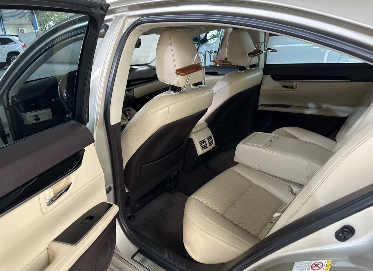 لگزز Es 350
2017
ماشي 118
السعر 230 
حادثها بس بونيدصبغ وحافت الجاملغ بدون دواخل كير محرك شرط ع حالت الوكاله سنويه جديده رقم جديد 
مكان كركوك للاستفسار 
***********
