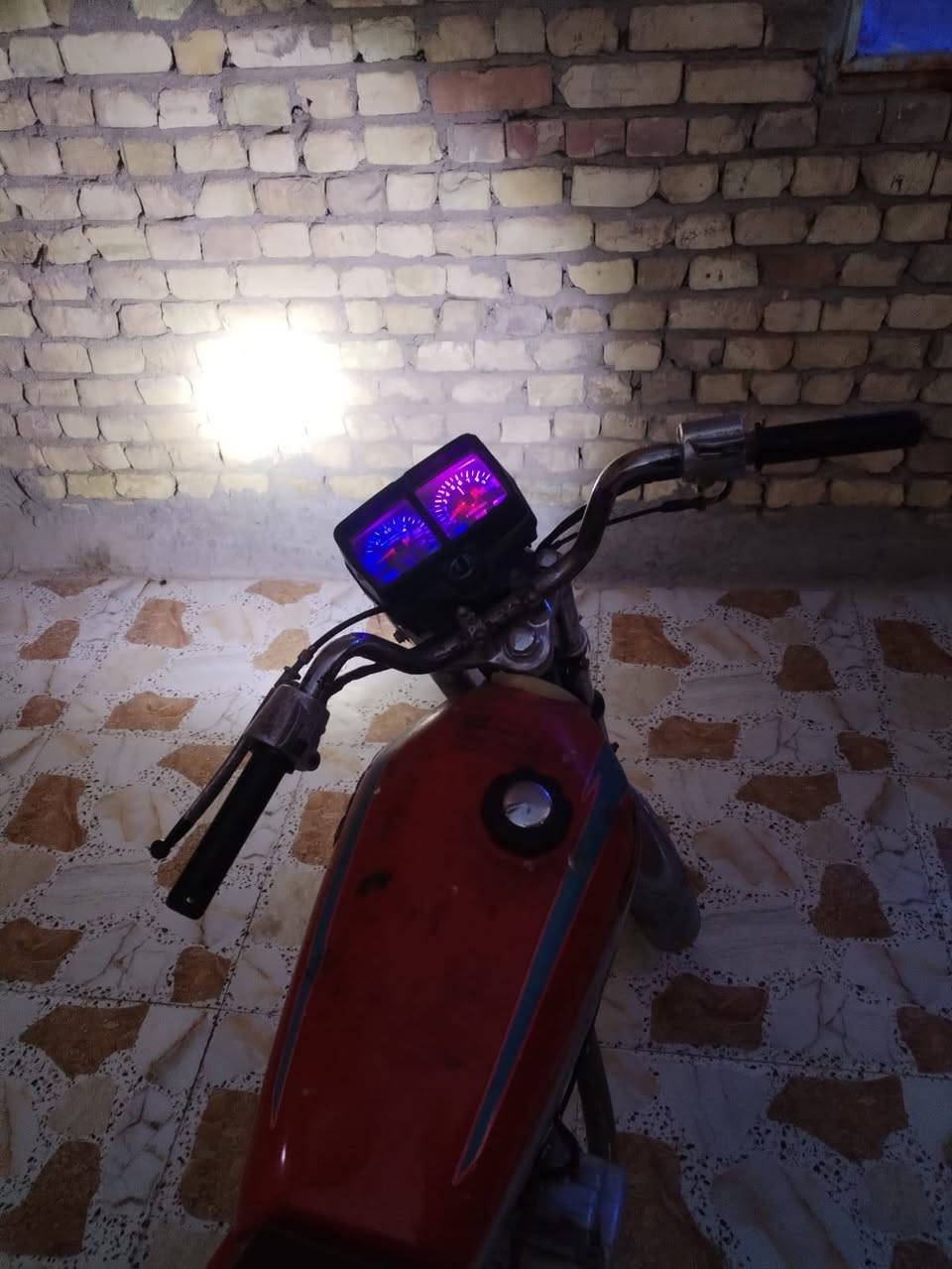 السلام عليكم
دراجع بدون 
نامه نضافه شوف العين
السعر 600وبيها مجال 
رقم للتواصل ***********
