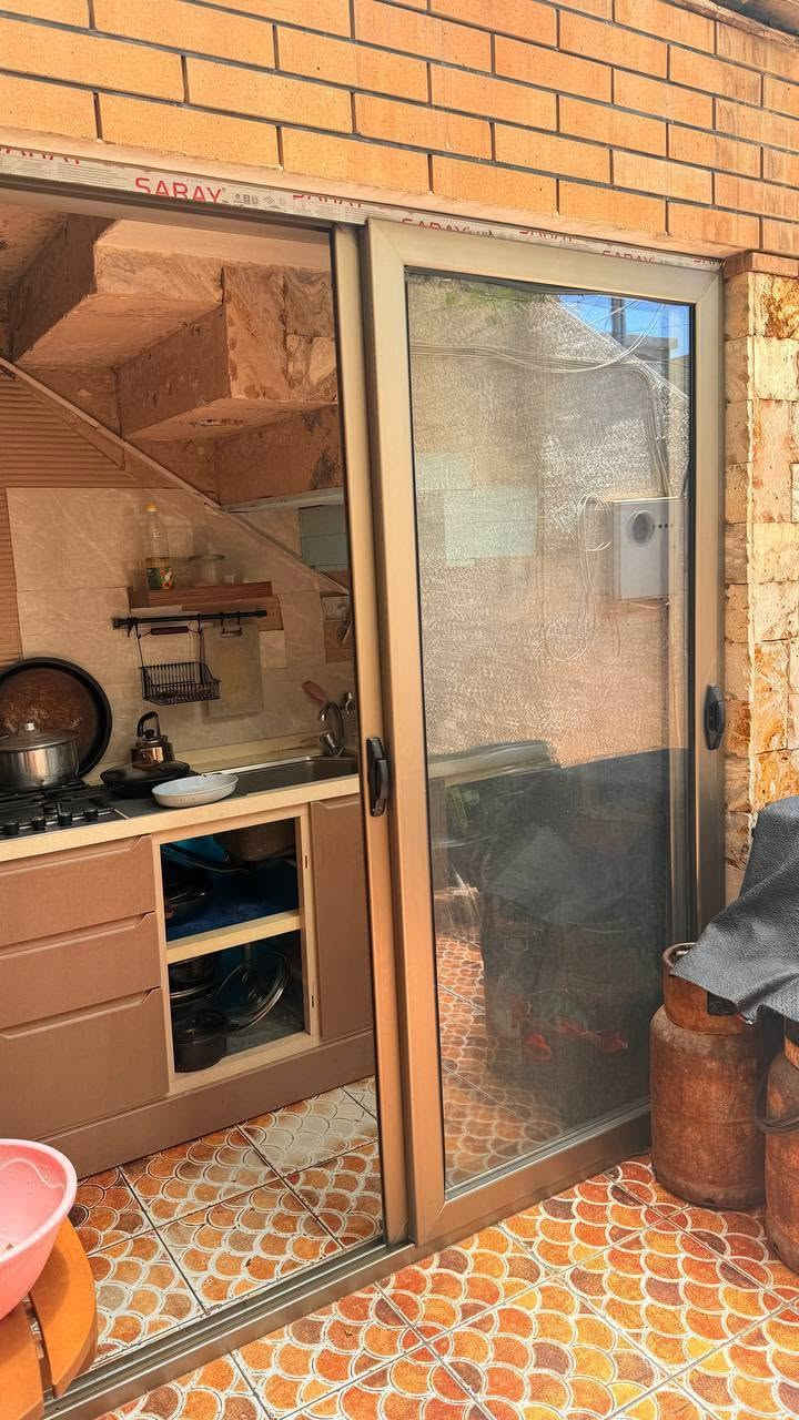 مشتمل في حي العامل للبيع مساحة 80 متر مربع
محلة 813 فرع المقابل لمدرسة سعيد بن المسيب شارع المولدات فرع الاول بعد البيت الصيني كلش قريب على الشارع العام ٦ بيت عن شارع ٧ نيسان الرئيسي
الواجهة ٤ متر ونزال ٢٠ متر يحتوي على طابقين
#الطابق_الارضي_
طارمة واسعة/ وخدمات صحية/ مطبخ خارجي/ استقبال/ غرفة / حمام / درج
#الطابق_الاول_
حولي / غرفة سويت كبيرة مع خدمات صحية
#الطابق_الثاني_
بيتونة كبيرة / غرفة سندويج بنل / خدمات صحية

يوجد درج خارجي في الطارمة يعني يرهم البيت يكون مشتملات ثنين معزولات
للتواصل واتساب ***********

#السعر_140_مليون_قفل_
