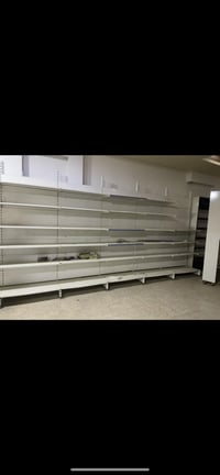 رفوف جديده جداً استخدام شهر واحد للبيع  المكان بغداد الاتصال ع الرقم 0...